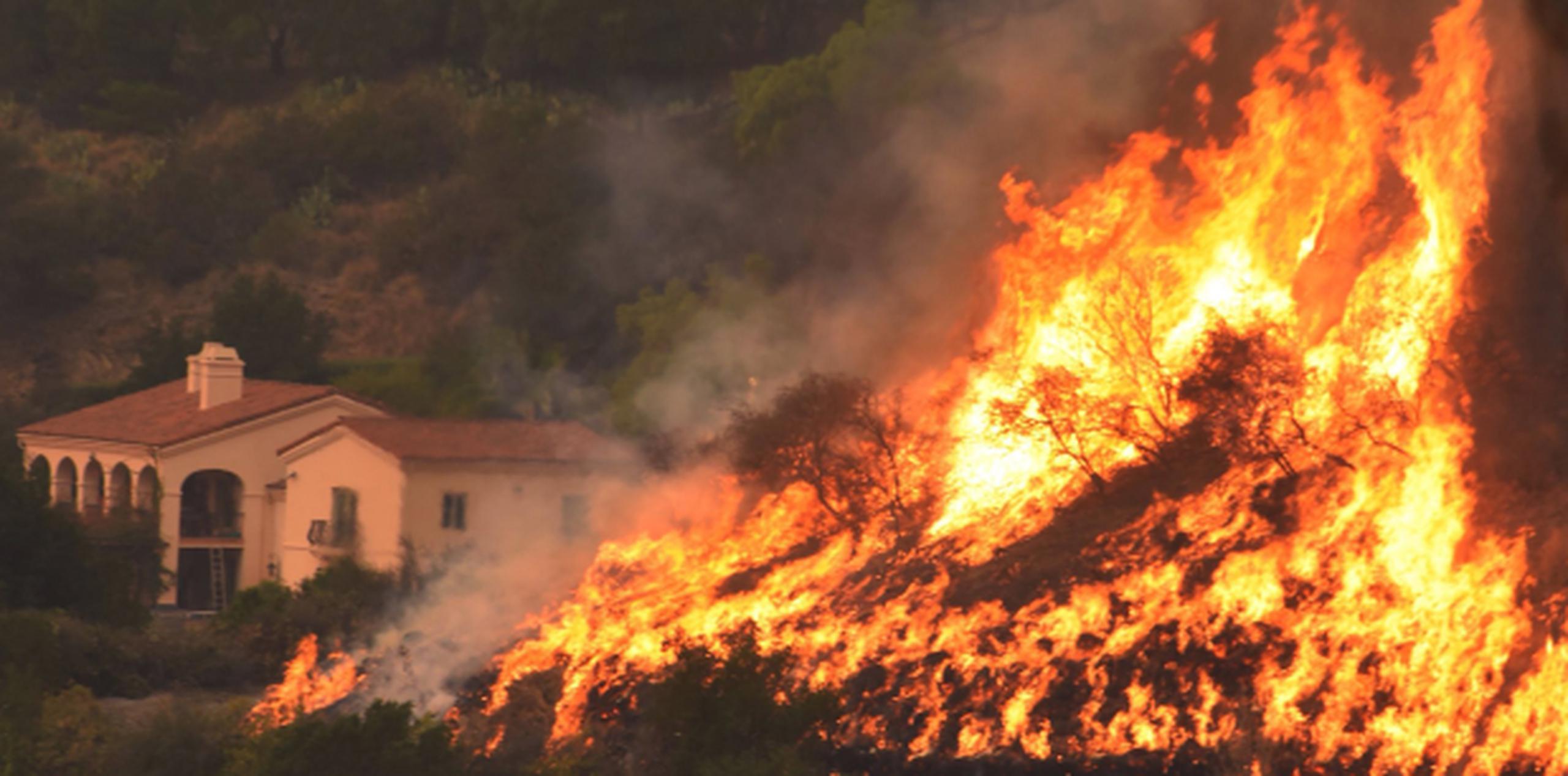 Unas 18,000 instalaciones siguen en peligro, incluyendo mansiones en el rico enclave de Montecito. (EFE)