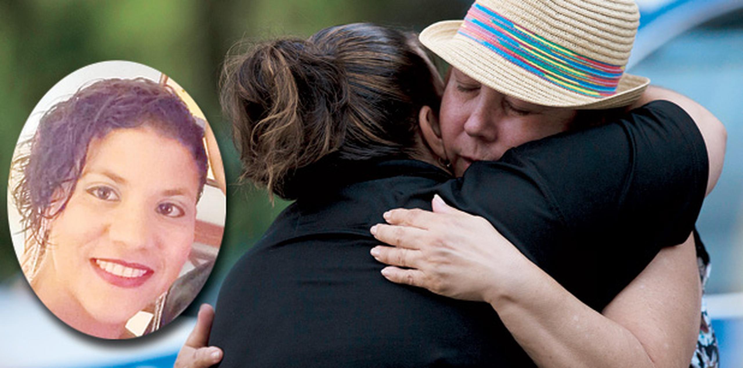 Awilda Meléndez, madre de Sheiley, es abrazada cuando las agencias anunciaron que suspendían la búsqueda de la joven, desaparecida desde el domingo. (jorge.ramirez@gfrmedial.com)