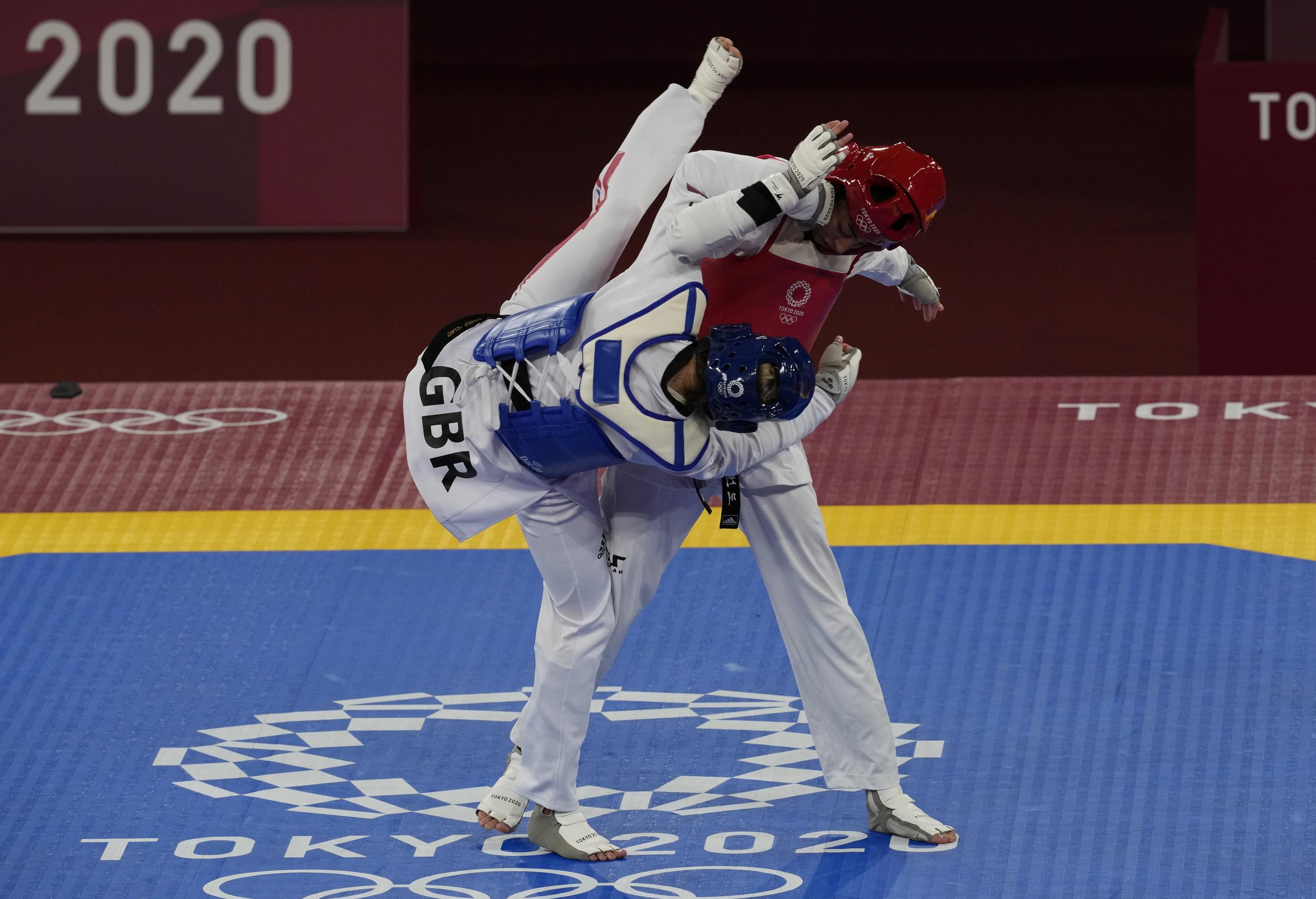 Kimia Alizadeh Zonoozi, del Equipo Olímpico de Refugiados (derecha), recibe el ataque de la británica Jade Jones durante un combate de la división femenina de 57kg.