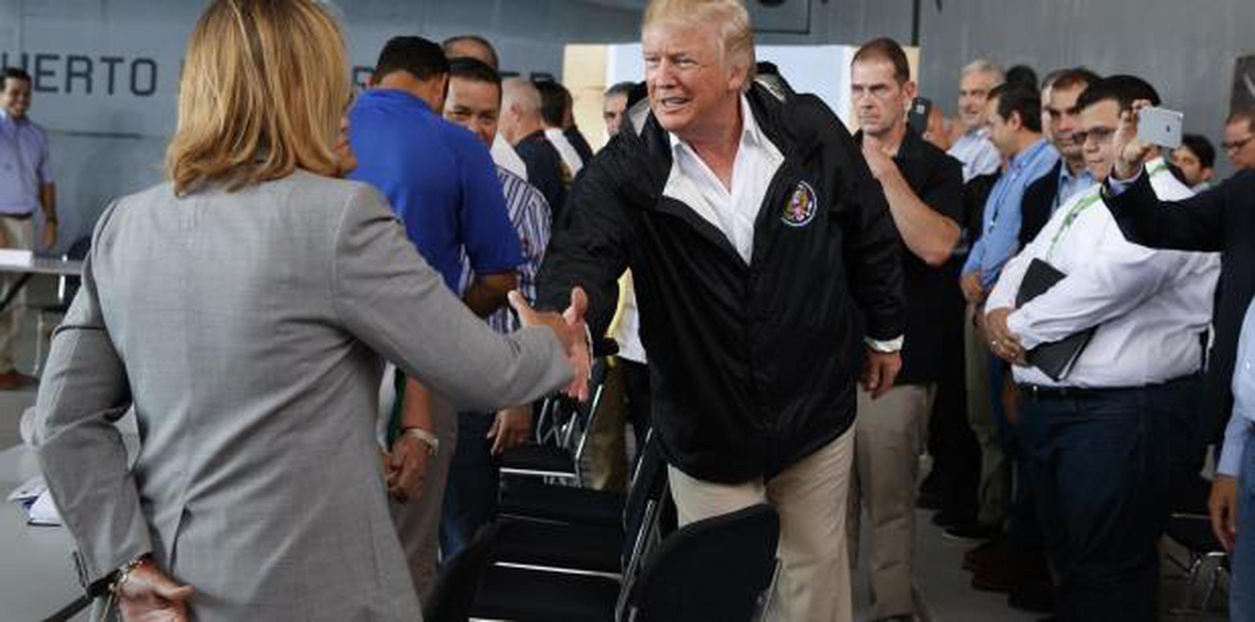 Trump y la alcaldesa se saludaron brevemente cuando el presidente visitó la isla poco después de María. (archivo)
