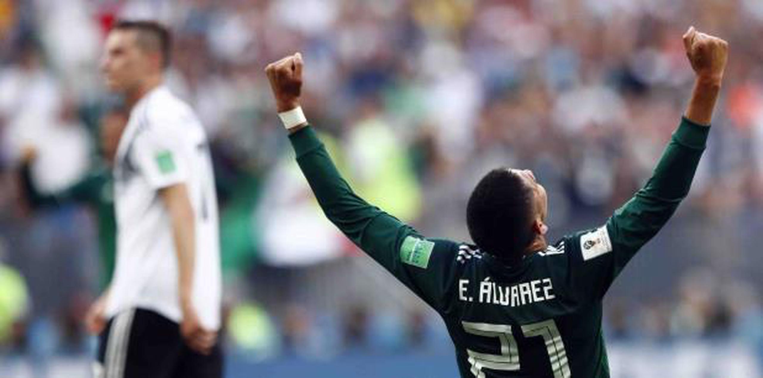 Un jugador del campeón del mundo, Alemania, se aleja del campo de juego mientras el mexicano Edson Álvarez celebra el triunfo de ayer. (AP)