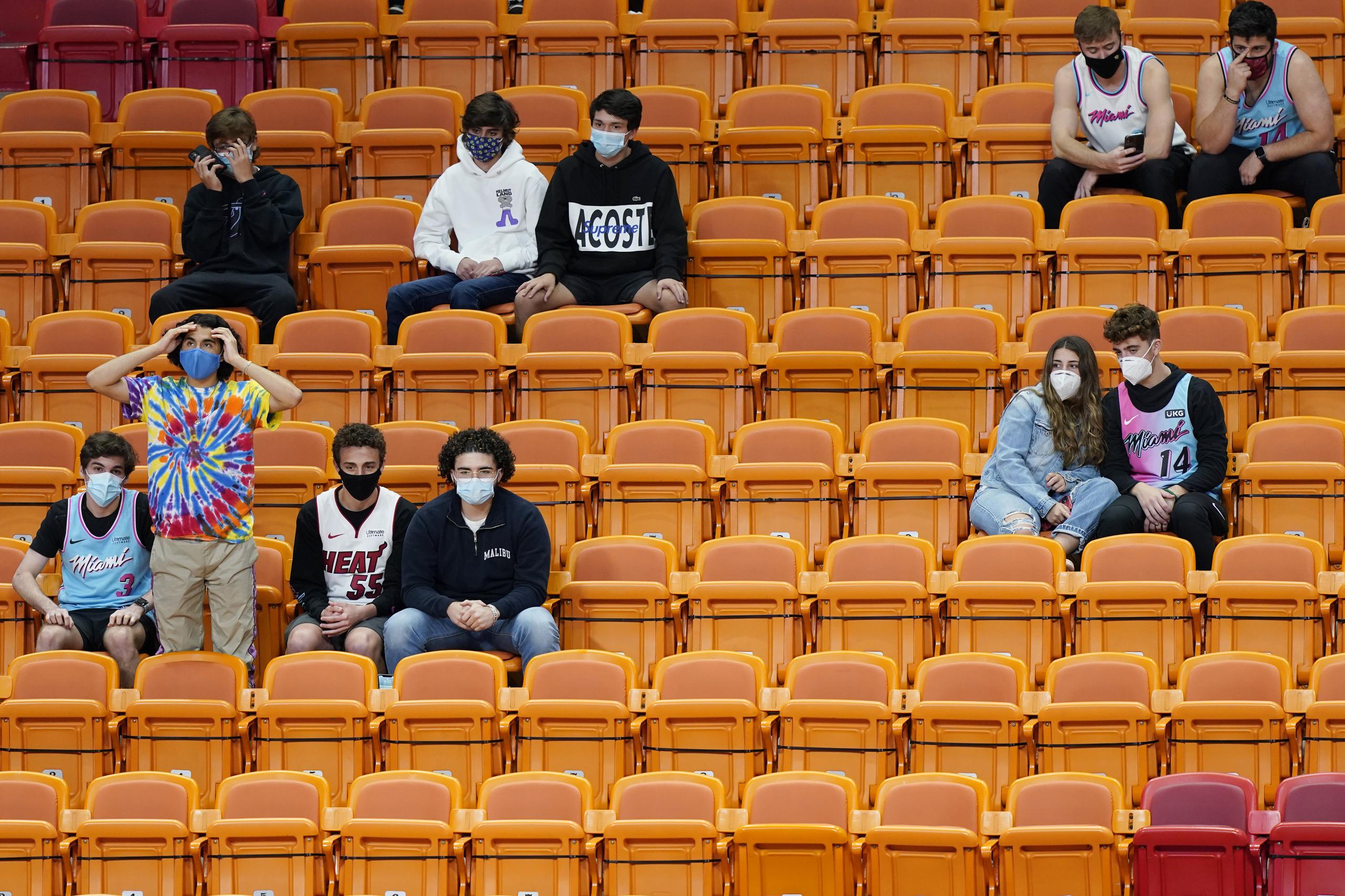 Un grupo de fanáticos observan el encuentro del Heat deMiami y los Clippers de Los Ángeles, el jueves 28 de enero de 2021.