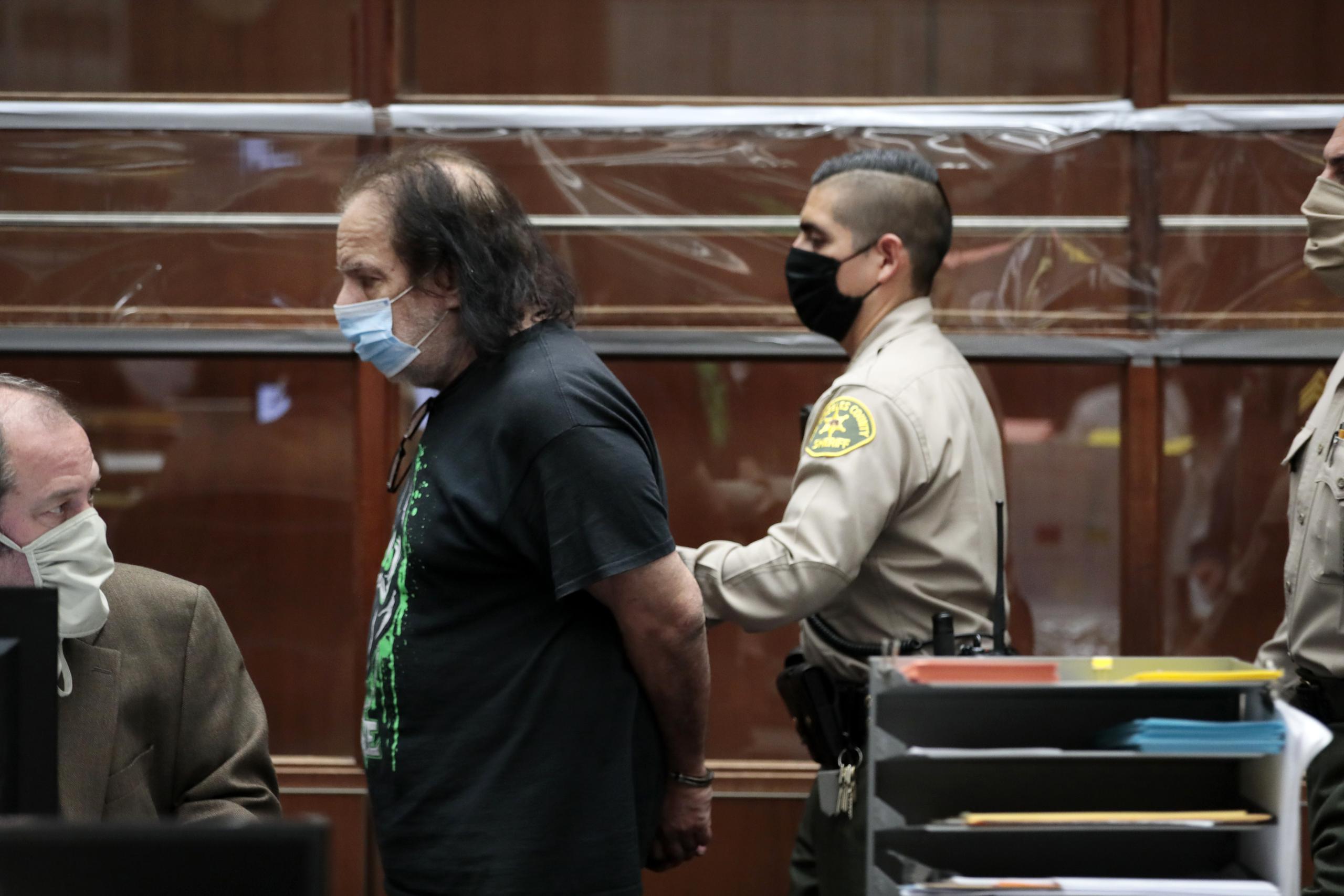 El actor porno Ron Jeremy es escoltado a la salida de la Corte Superior de Los Ángeles luego de su comparecencia inicial en Los Ángeles