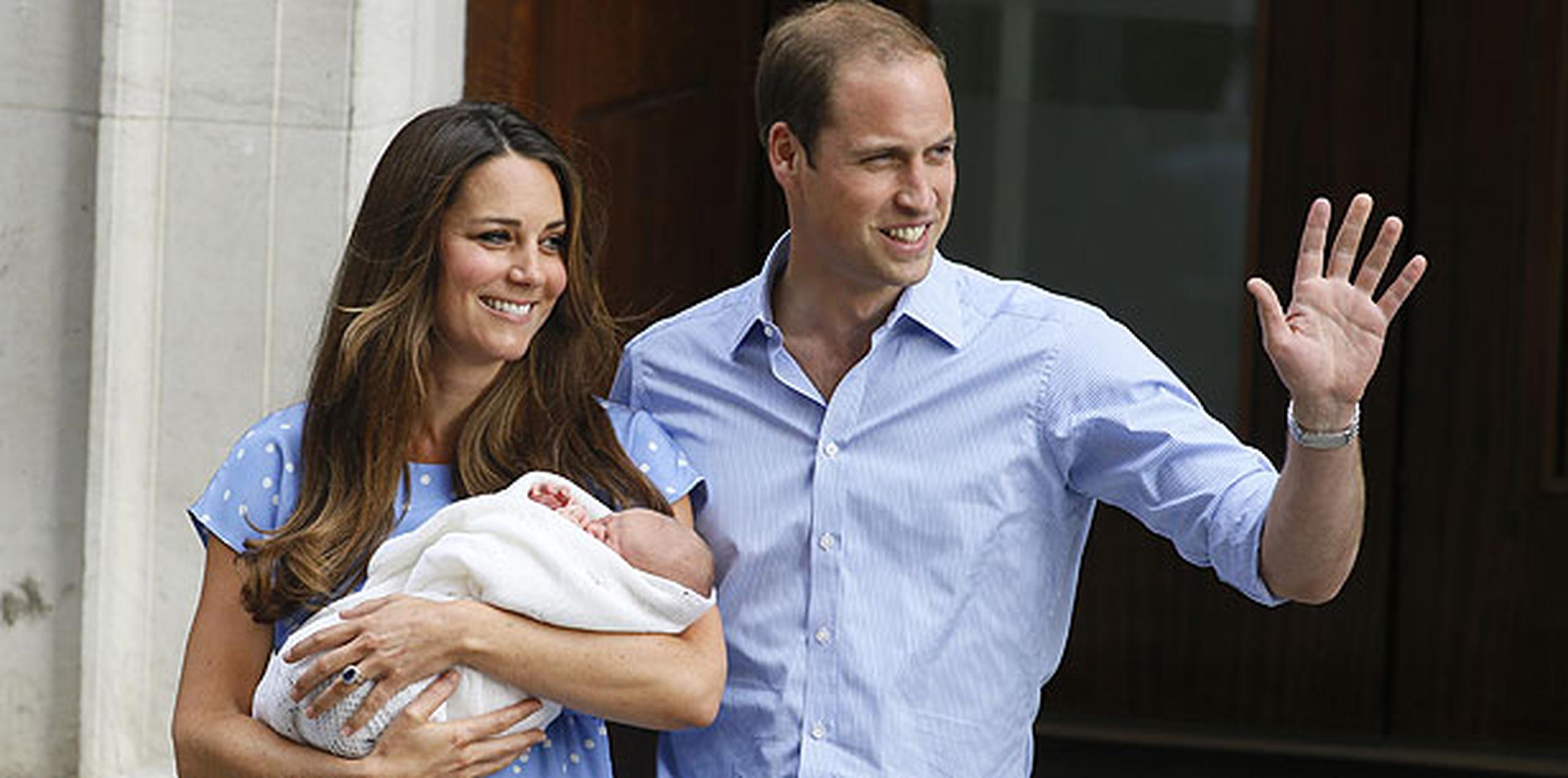 La feliz y sonriente pareja posó para la prensa con el bebé en brazos. (AP)