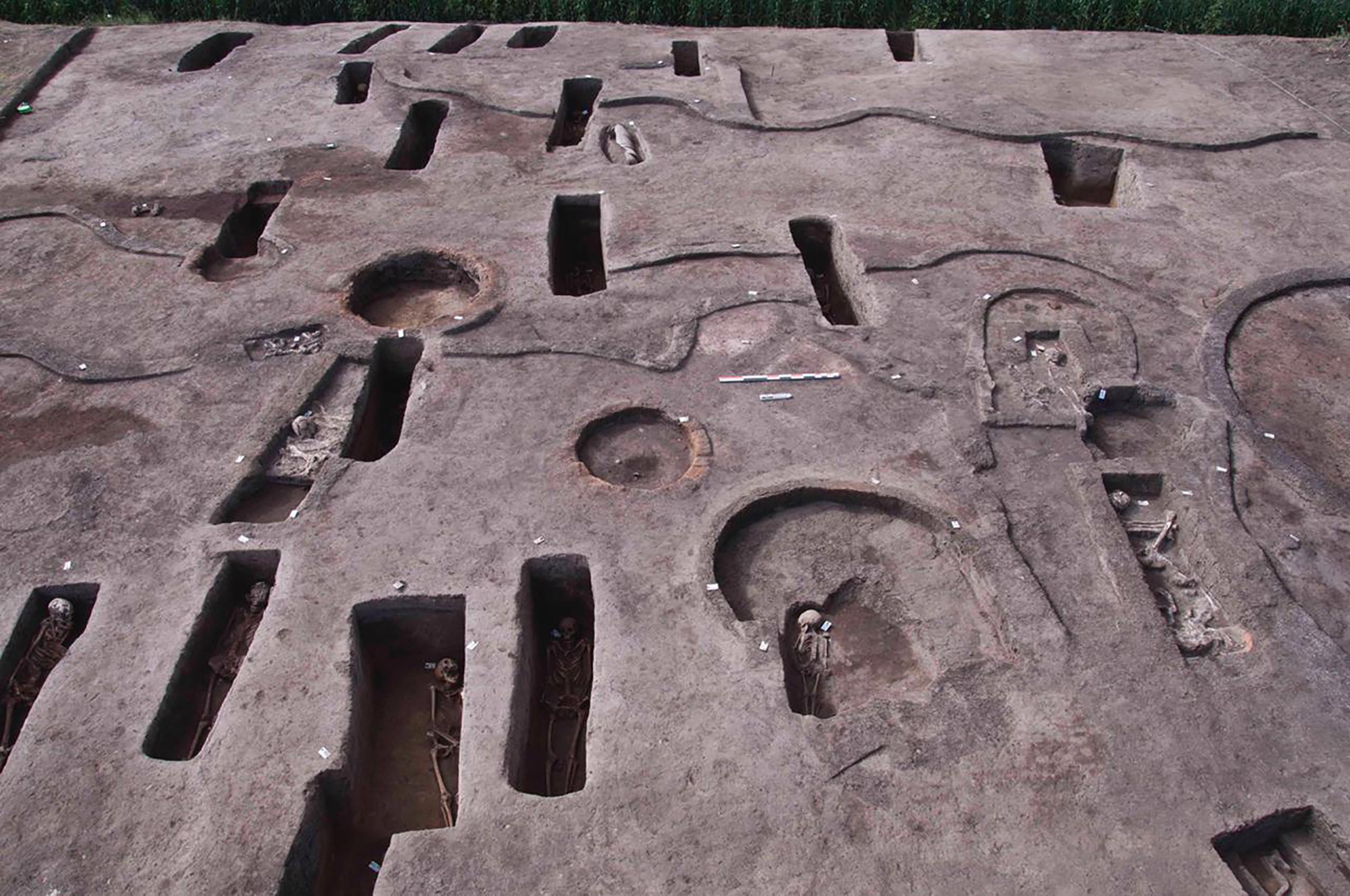 Tumbas antiguas recientemente descubiertas, algunas con restos humanos, en el sitio arqueológico de  Koum el-Khulgan, provincia del Delta del Nilo, 150 kilómetros al noreste de El Cairo, Egipto.