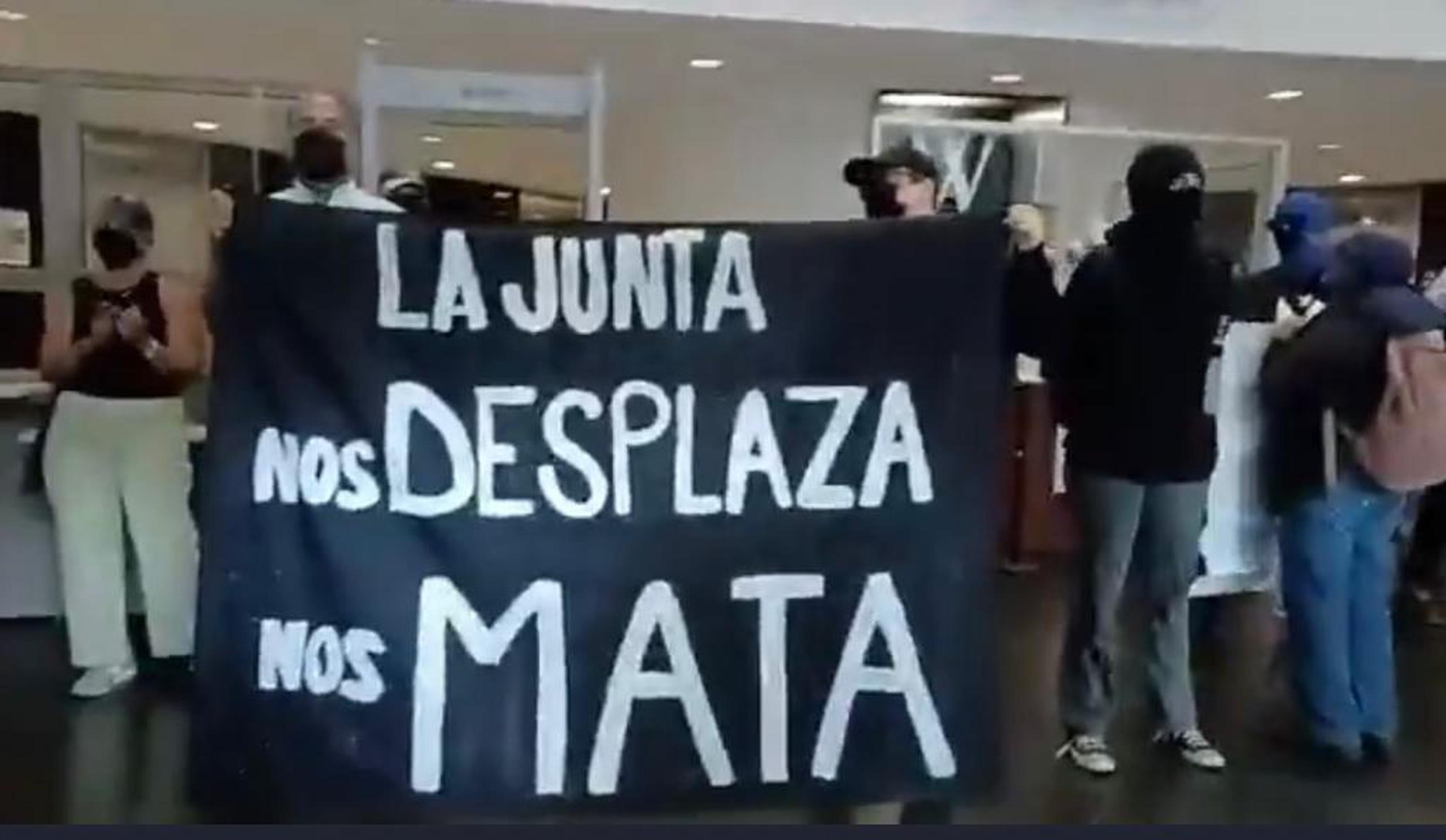 Protesta del grupo "Jornada se acabaron las promesas" en el vestíbulo donde ubica la sede de la Junta de Supervisión Fiscal, en San Juan.