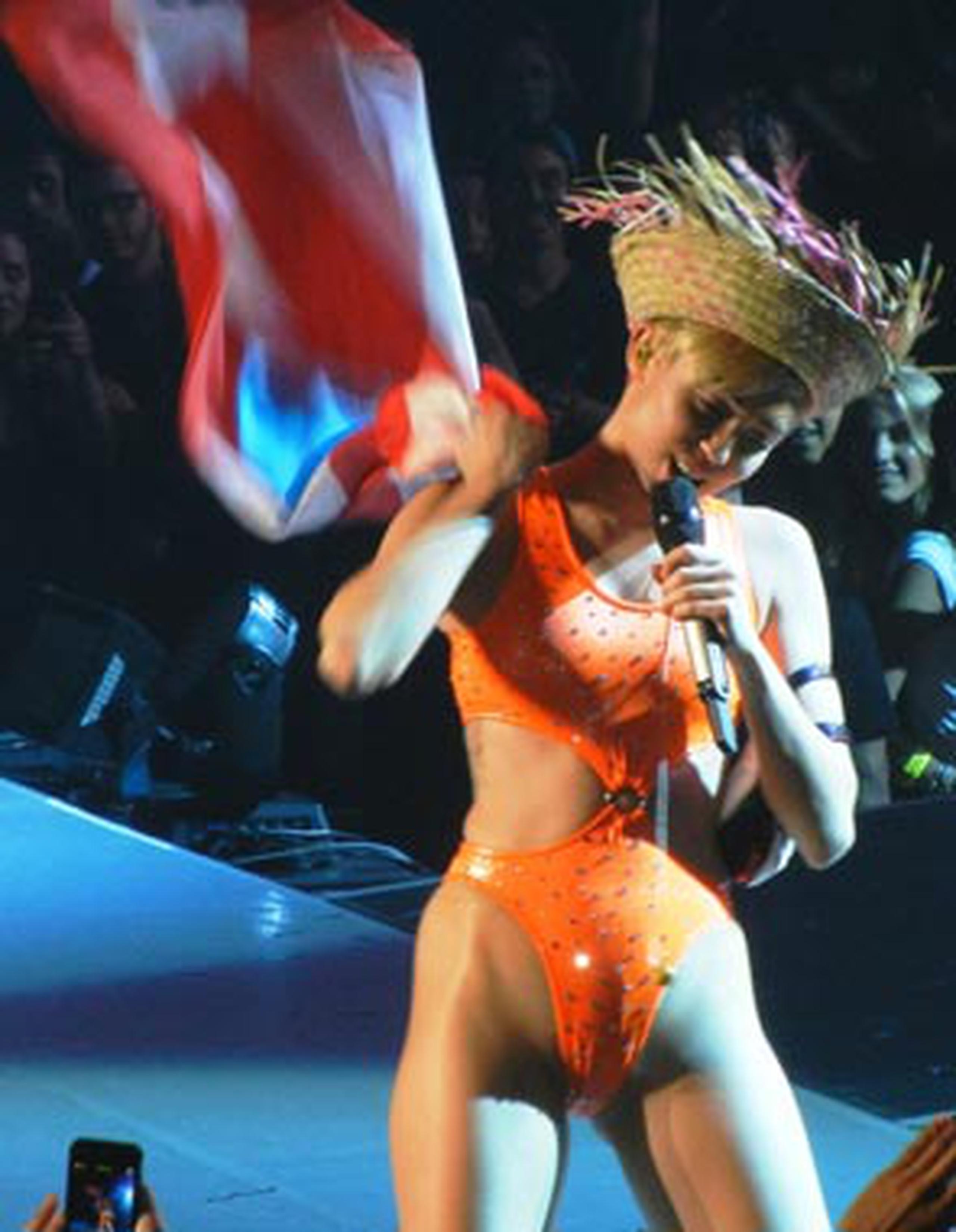 Miley Cyrus lució el “jibarita look” con pava incluida. (Para Primera Hora / Alfredo Rolón)