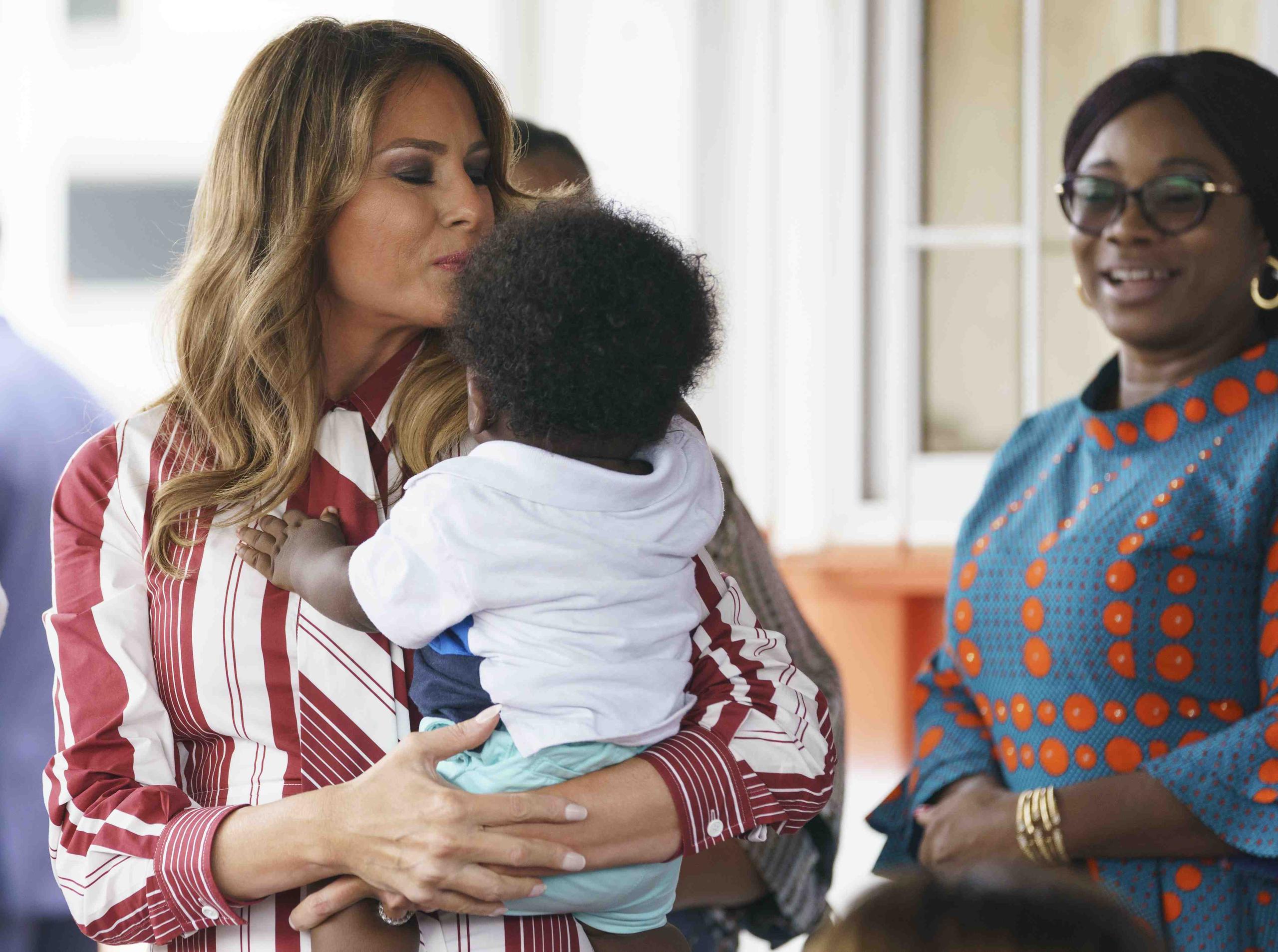 Melania Trump besa a un bebé en el Greater Accra Regional Hospital. (AP / Carolyn Kaster)