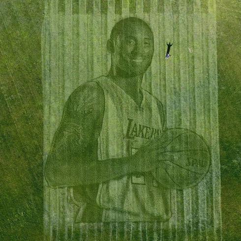 Aparece Kobe Bryant en la grama de un parque