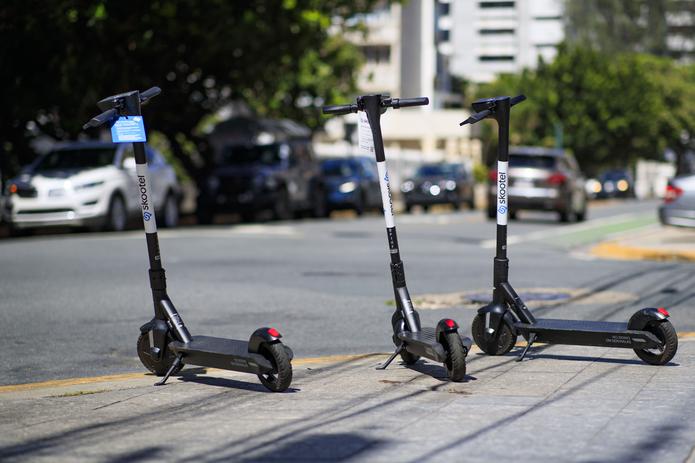 El alcalde Miguel Romero señaló que como consecuencia del mal uso de estas scooters, las aceras, plazas y otros espacios municipales aledaños a las vías públicas se han convertido en áreas de tránsito y estacionamiento de estos vehículos.