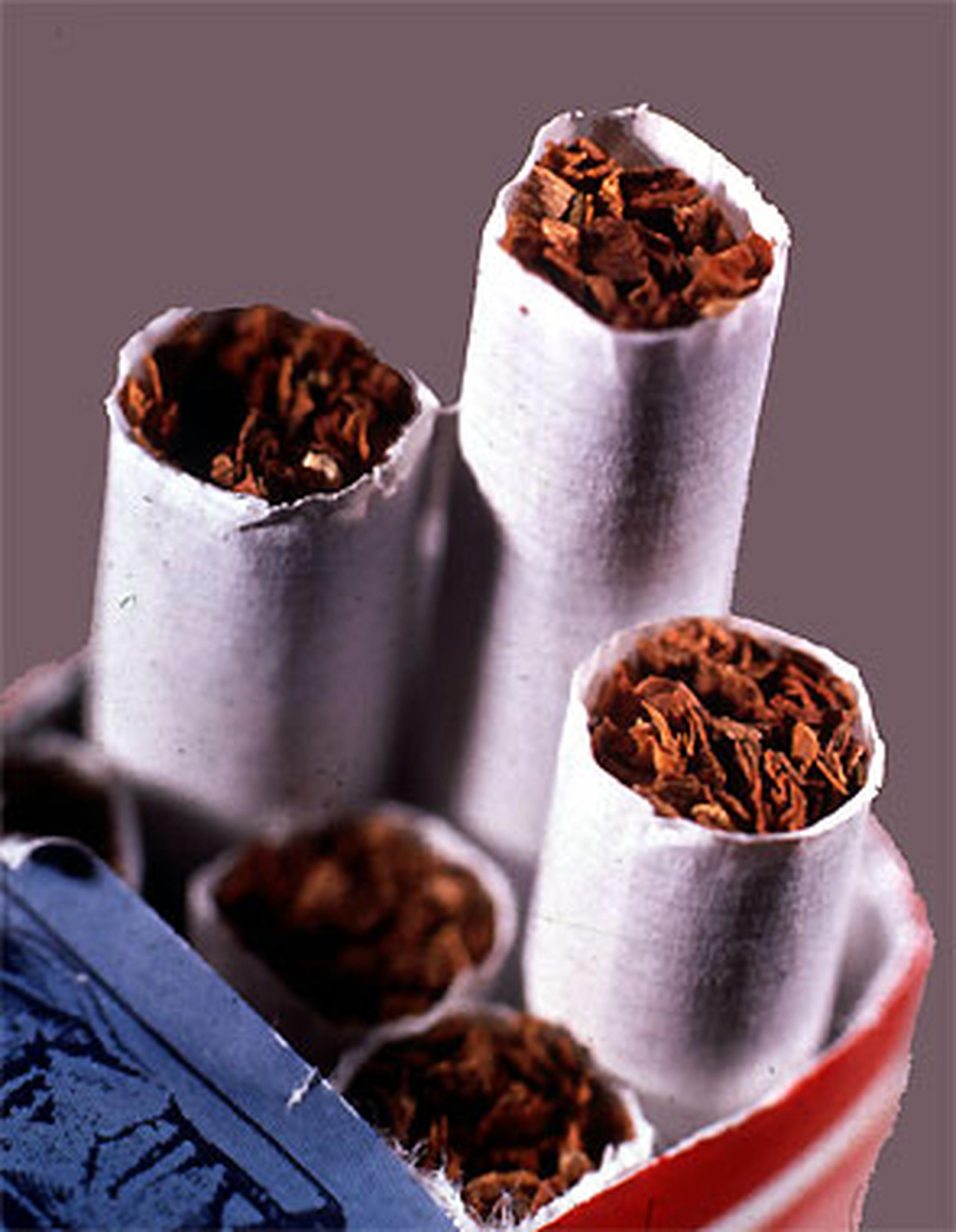 Más de 45 millones de estadounidenses fuman cigarrillos y cerca de la mitad intentan dejar el hábito cada año. (Archivo)