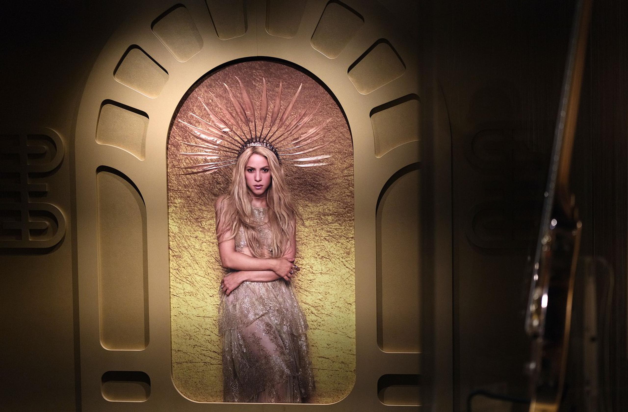 La exposición acerca al público a 55 objetos icónicos que Shakira usó en momentos clave de su carrera.