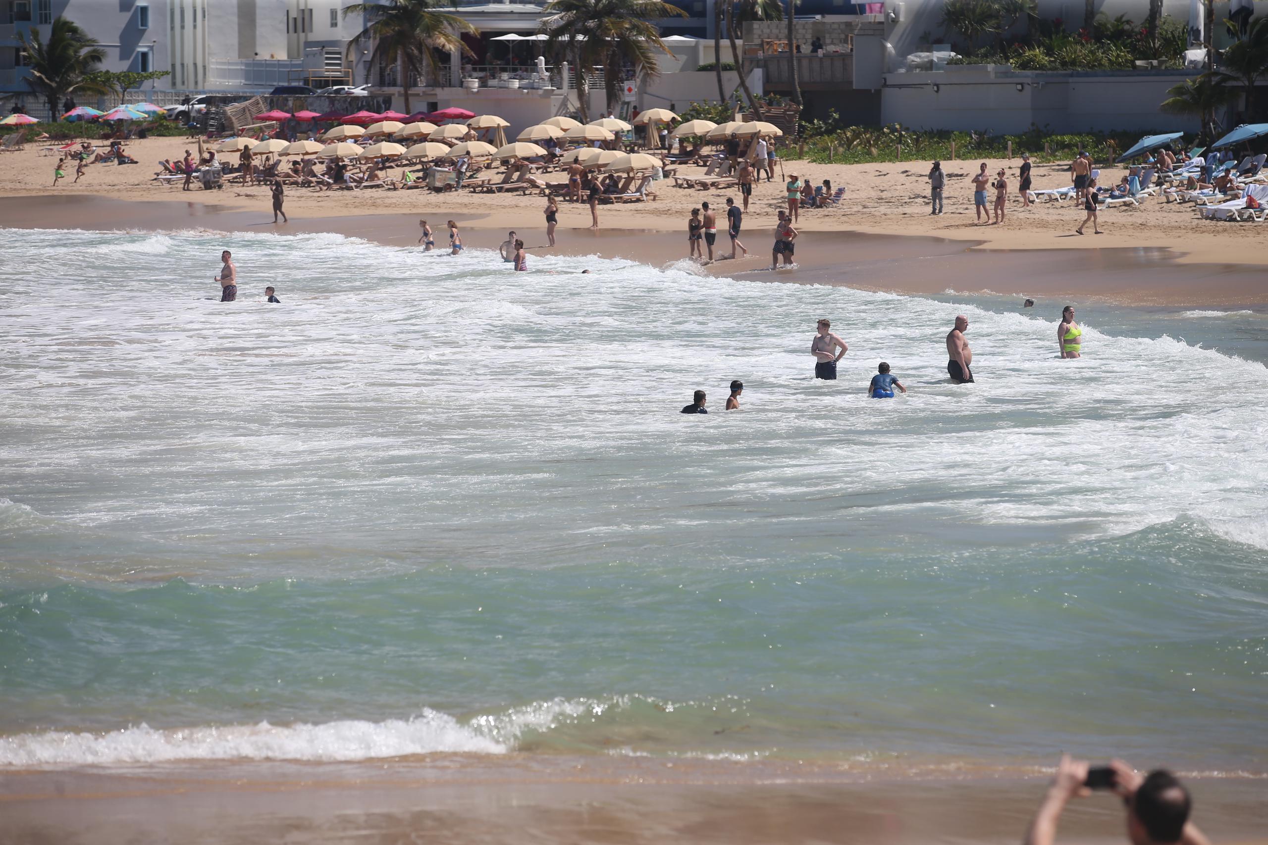 Imagen de la playa del Condado, donde se reportan cada año varios ahogamientos. (alex.figueroa@gfrmedia.com)
