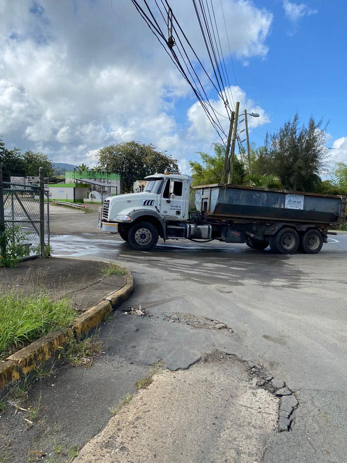 Durante la manifestación para exigir el cese de operaciones del vertedero, camiones depositaron basura, paletas de madera y vegetativo en el área.