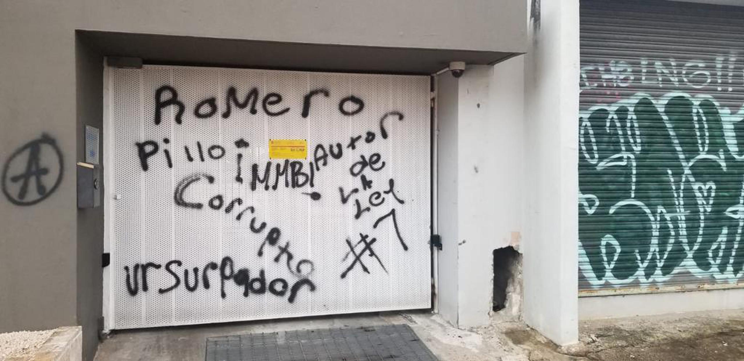 El antiguo de campaña del alcalde de San Juan, Miguel Romero, fue vandalizado con mensajes que fueron pintados con aerosol por un individuo que fue arrestado.