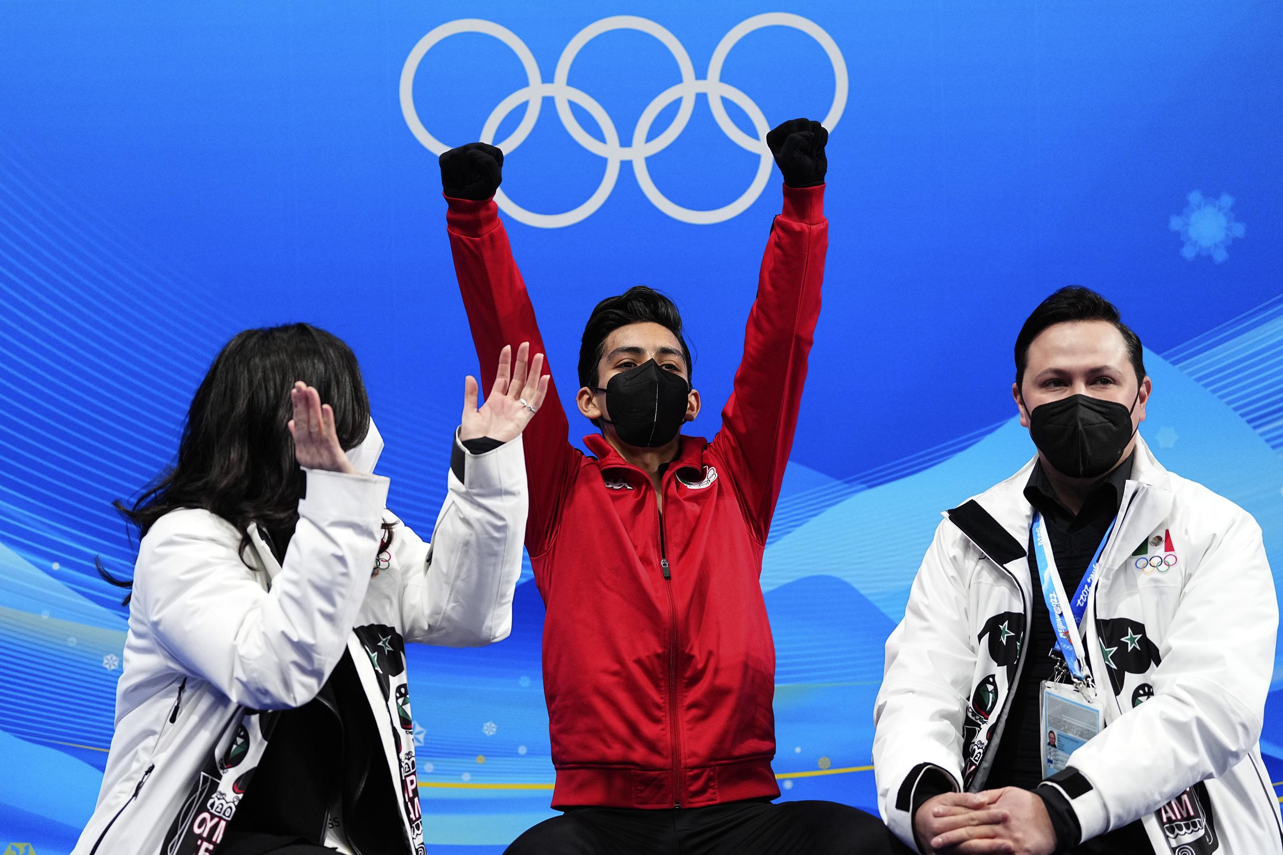 El mexicano Donovan Carrillo reacciona tras su programa corto del patinaje artístico masculino de los Juegos Olímpicos de Invierno de Beijing el martes 8 de febrero del 2022. (AP Foto/David J. Phillip)