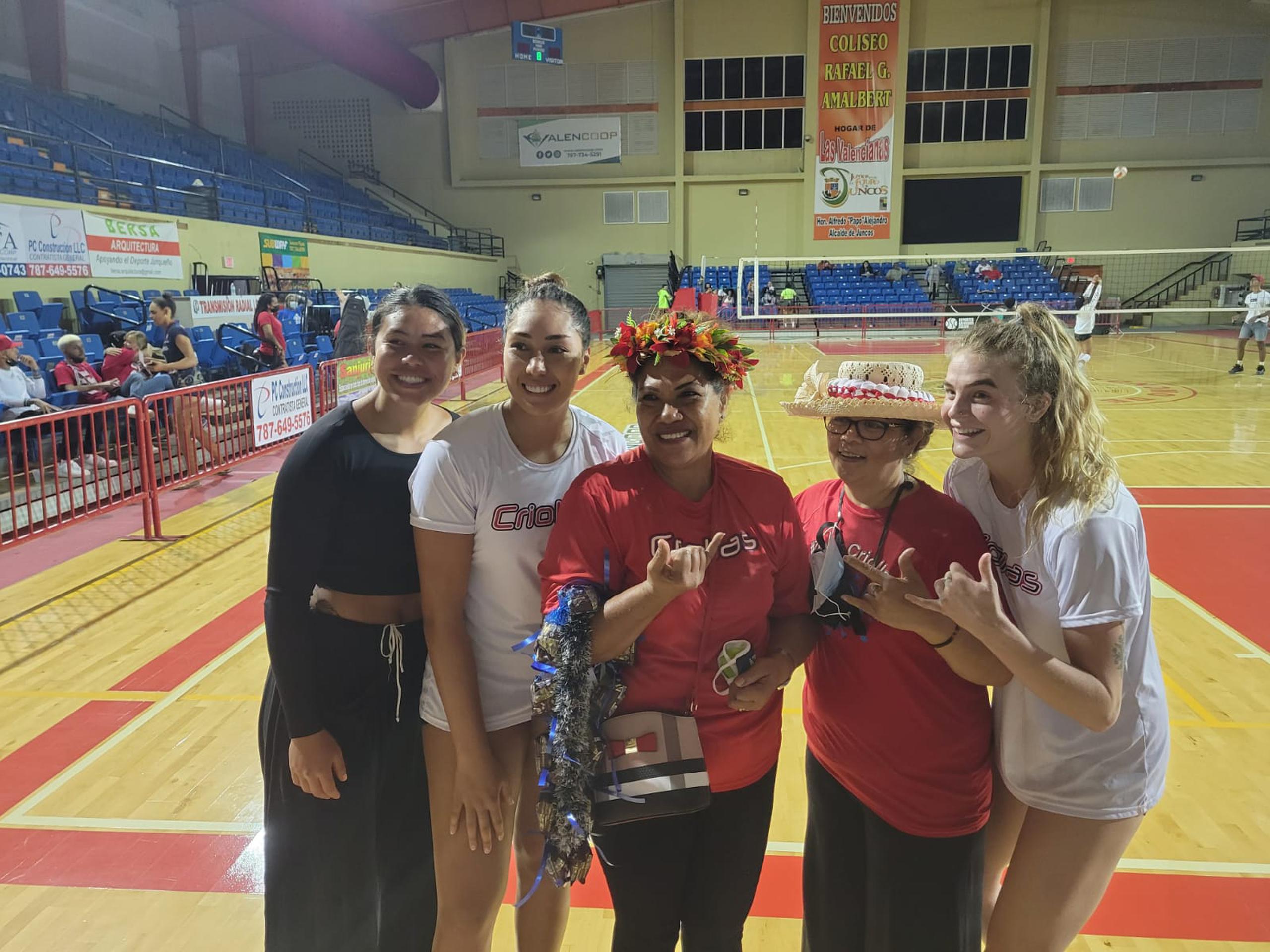 Kalei Mau y Adora Anae, ambas desde la izquierda, son jugadoras hawaianas activas en el Voleibol Superior boricua. Junto a ellas está la madre y tía de Anae, y la jugadora estadounidense Lindsay Sandbothe. Para Mau y Anae, el que Puerto Rico tenga una ciudadanía deportiva autónoma es un privilegio.