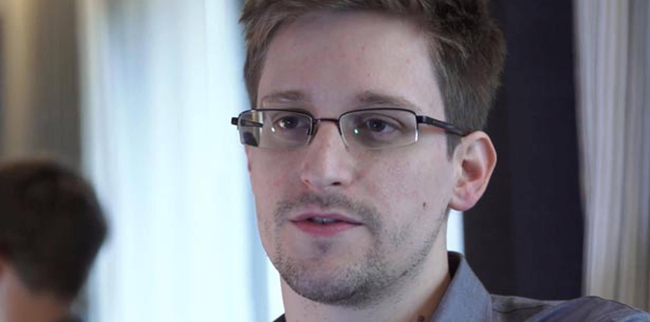 Edward Snowden "merece algo mejor que una vida de exilio, miedo y fuga permanente", asegura The New York Times. (AP/Archivo/The Guardian, Glenn Greenwald and Laura Poitras)