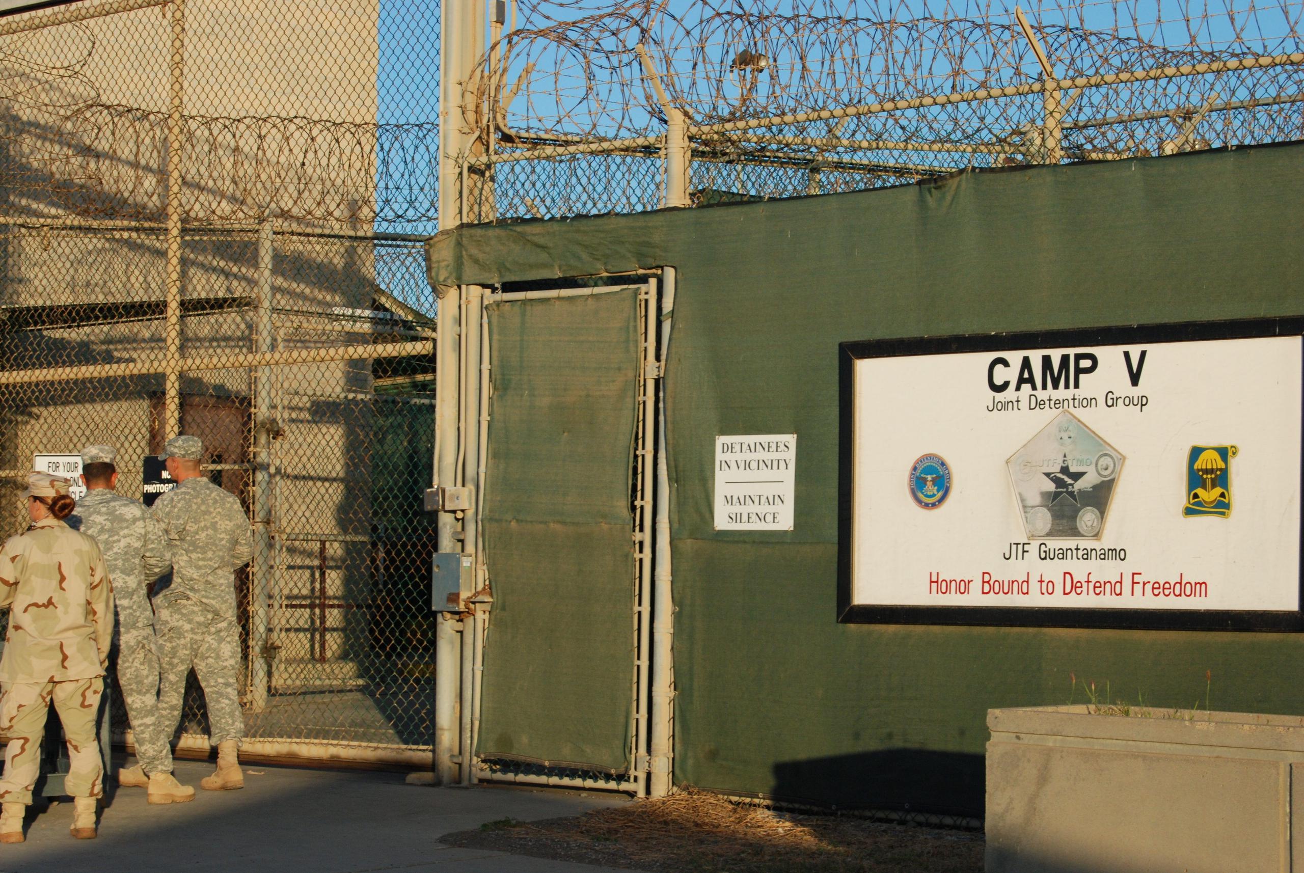 Vista de la entrada al campamento V de la Base Naval de Guantánamo