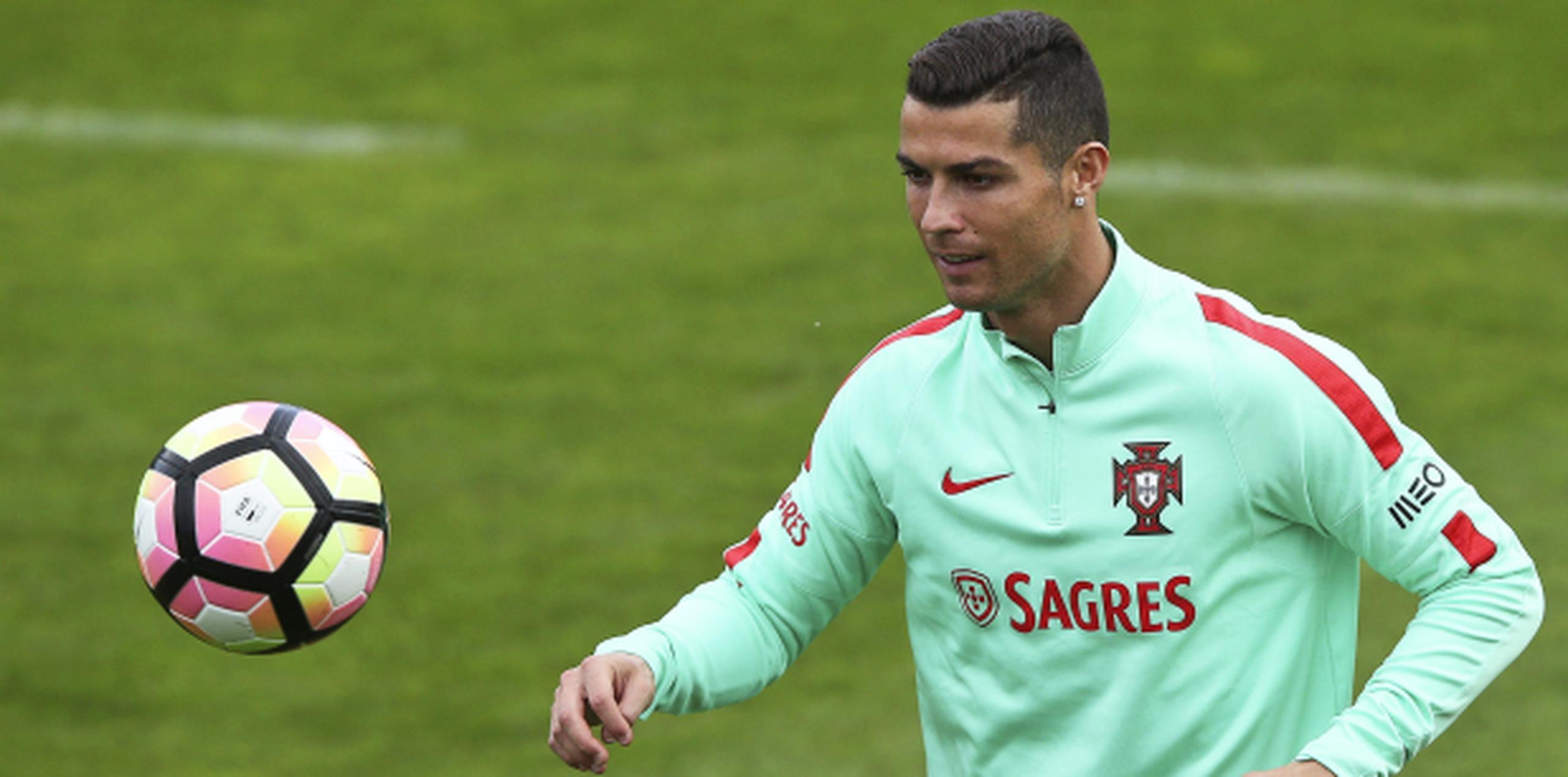 Cristiano Ronaldo lideró a Portugal para conseguir la Eurocopa 2016. (EFE/Antonio Cotrim)
