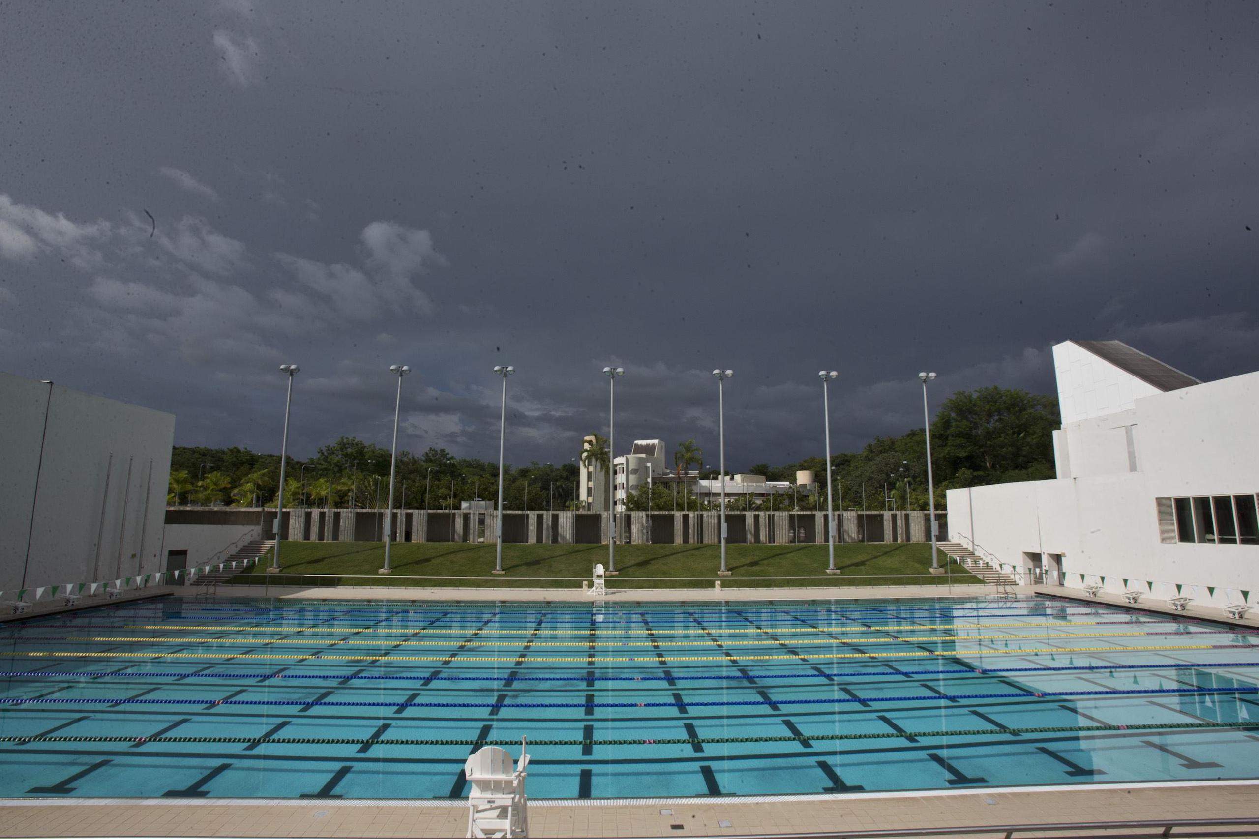 La auditoría encontró que presuntamente se pagó $73,832 de manera irregular a dos proveedores para que ofrecieran servicios relacionados con el mantenimiento de las piscinas del natatorio universitario.