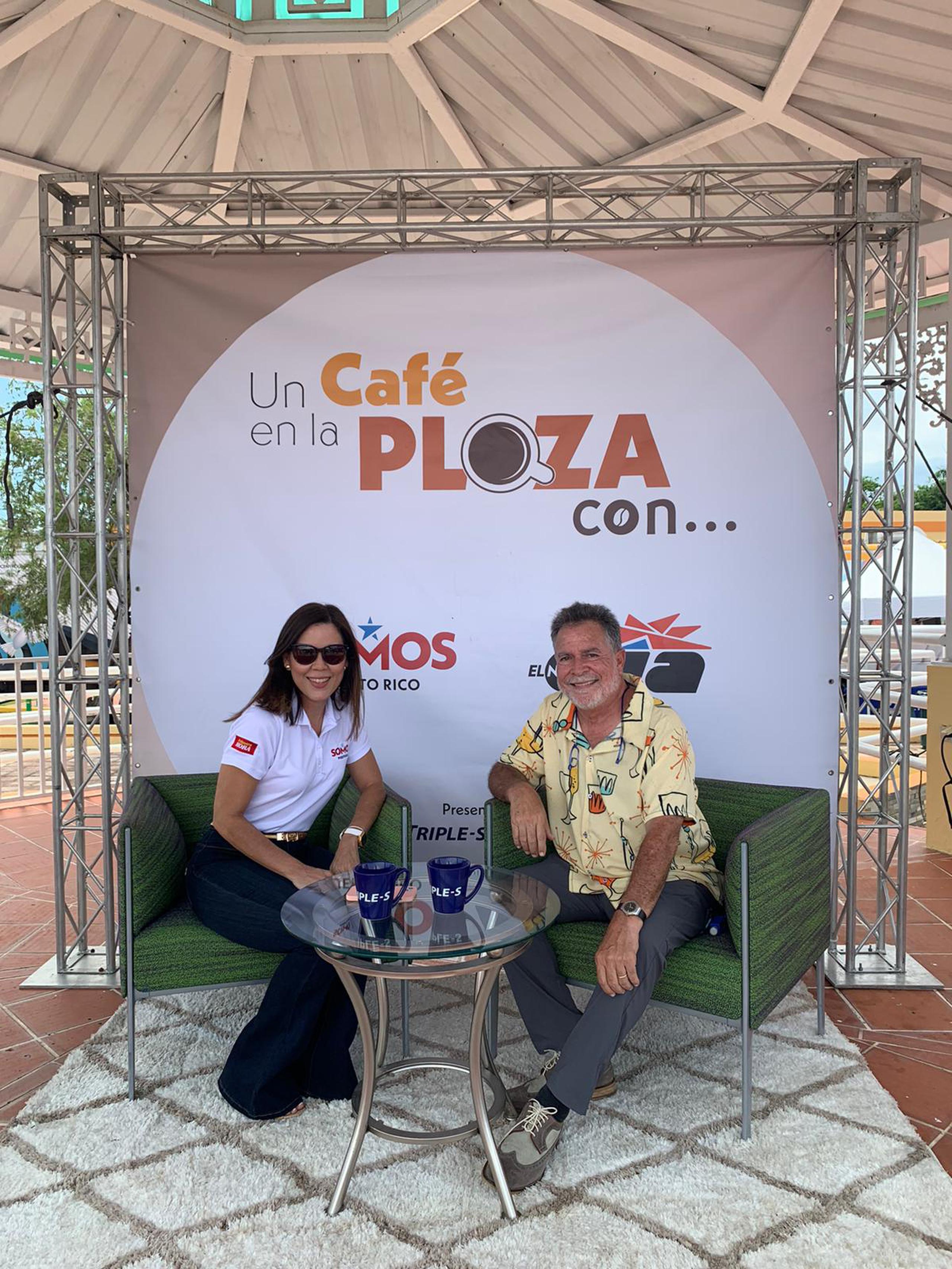 Un café en la plaza de Ceiba con Luisito Vigoreaux.
