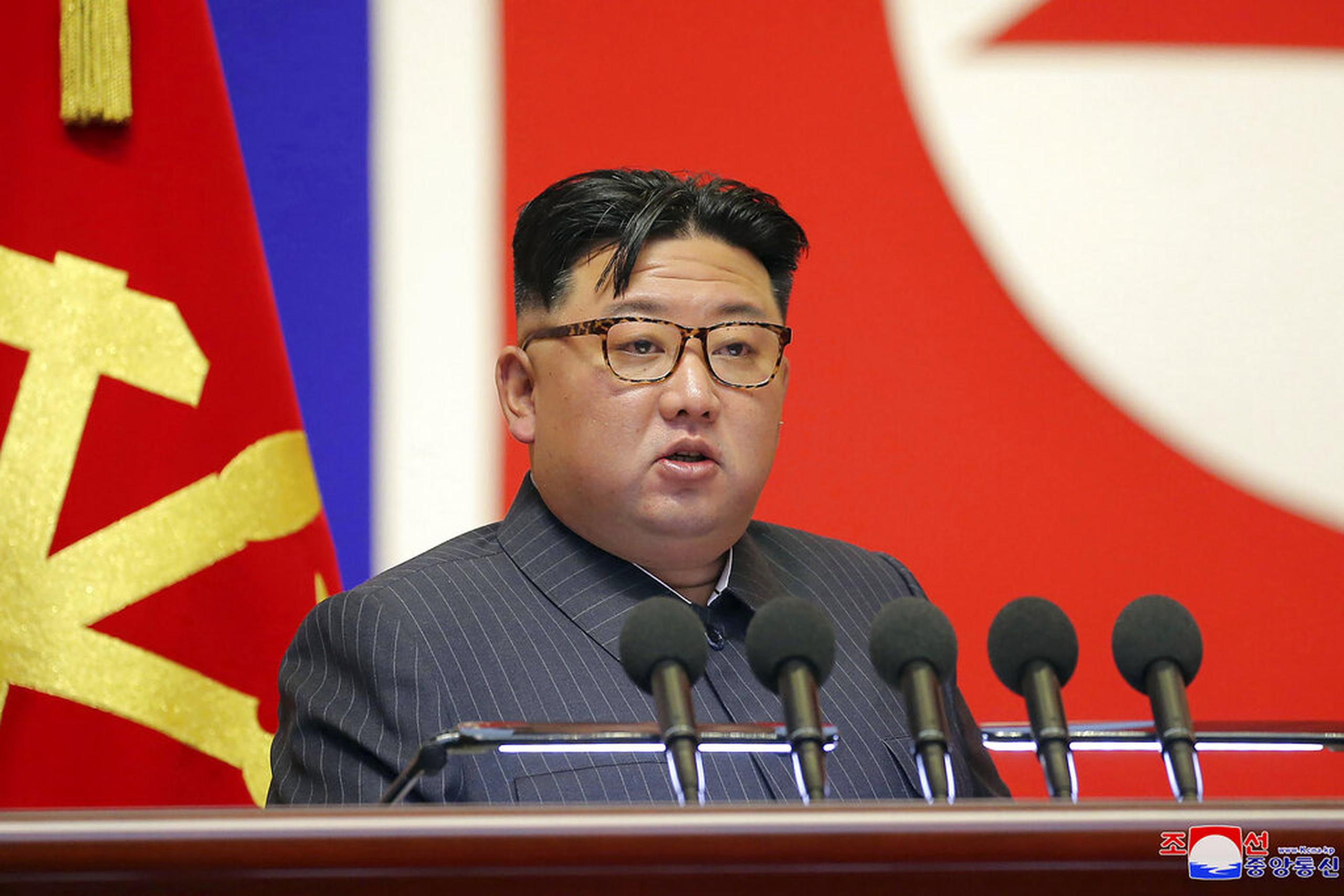 En esta imagen difundida por el gobierno de Corea del Norte, el mandatario norcoreano Kim Jong-un asiste a una reunión sobre labores de prevención de desastres, realizada el 4 y 5 de septiembre de 2022, en Pyongyang.