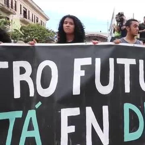 Protestan en el Viejo San Juan contra Junta Fiscal