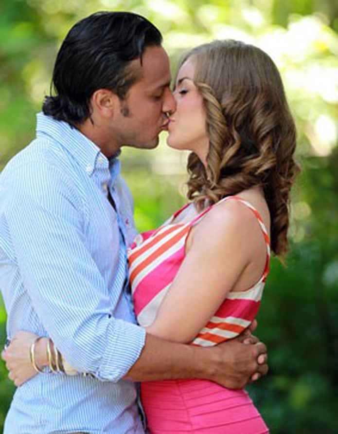 Natalia Rivera Y Francis Rosas Sellan Su Noviazgo Con Un Beso Primera Hora El romance de natalia rivera y francis rosas se oficializo en verano de 2012 luego que la miss puerto rico teen 2006 terminara su noviazgo con el reguetonero chencho, del duo chencho & maldy, tambien conocidos como plan b por las fresquerias que caracterizan sus liricas raperas. natalia rivera y francis rosas sellan