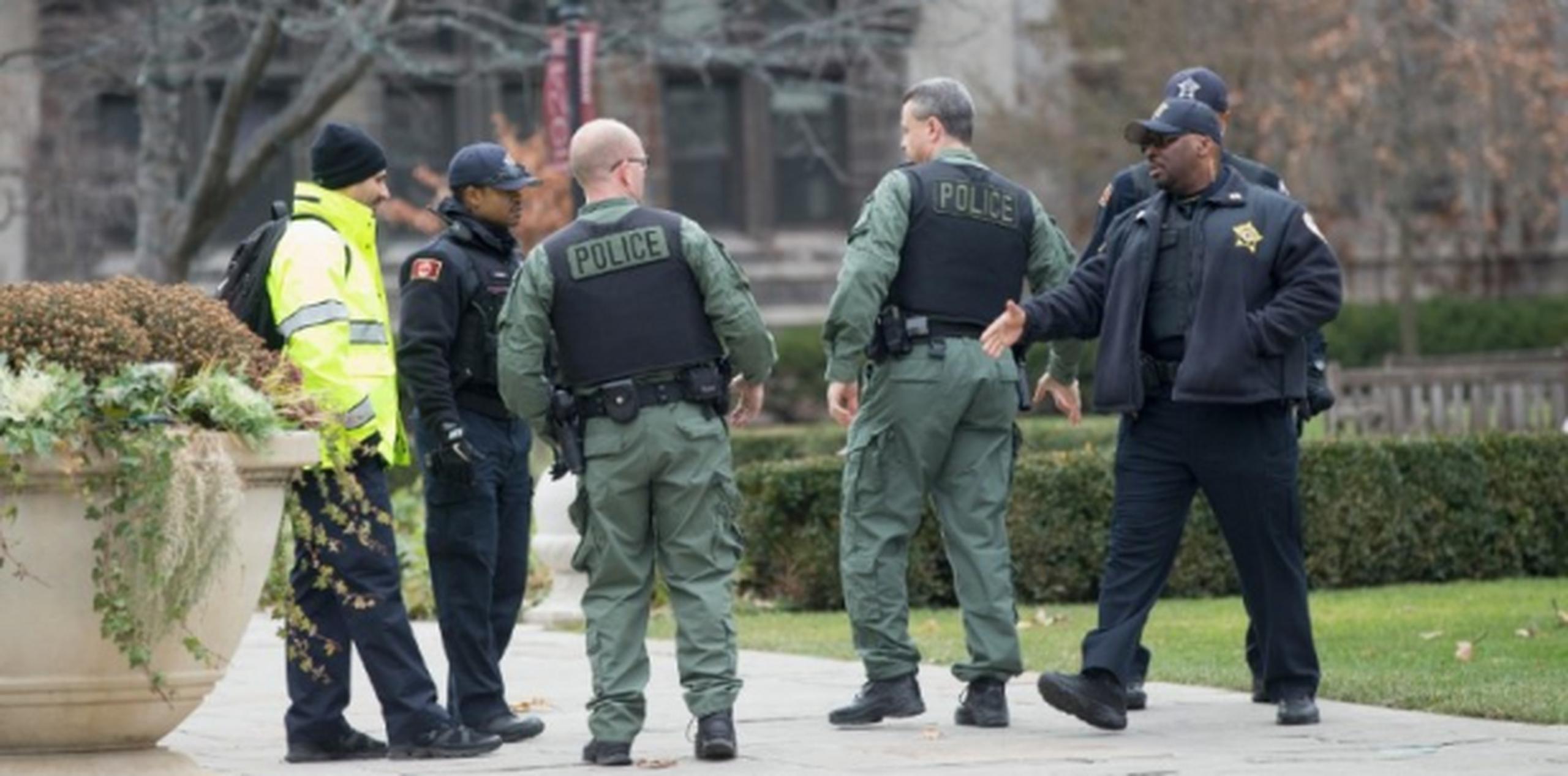 Policías vigilan predios de la Universidad de Chicago, desalojada hoy por amenazas relacionadas a la muerte de un joven negro. (AP)
