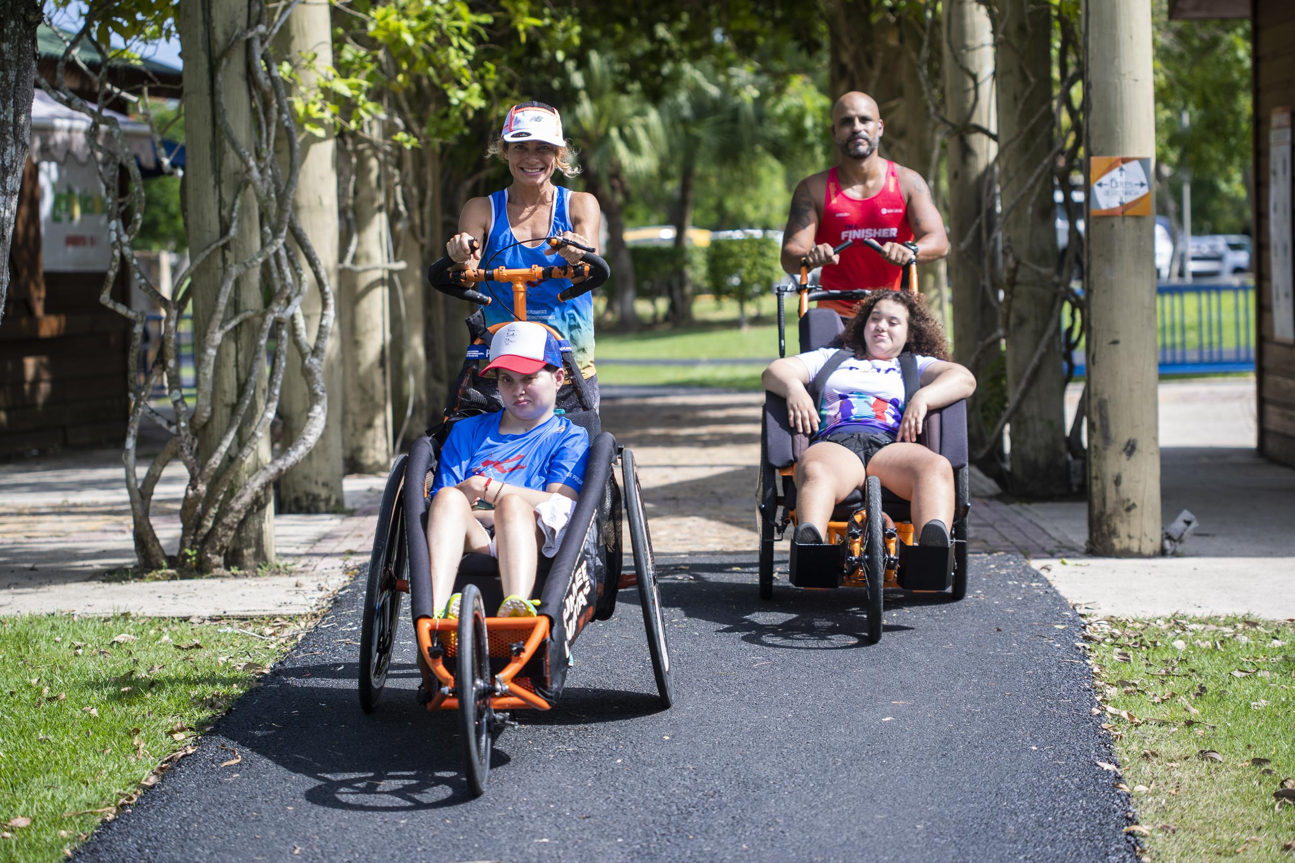 Liz López y su hija Summer prestaron una silla de ruedas especial para que Yarey Torres y su hija Brianna puedan participar en el Lola Challenge.
