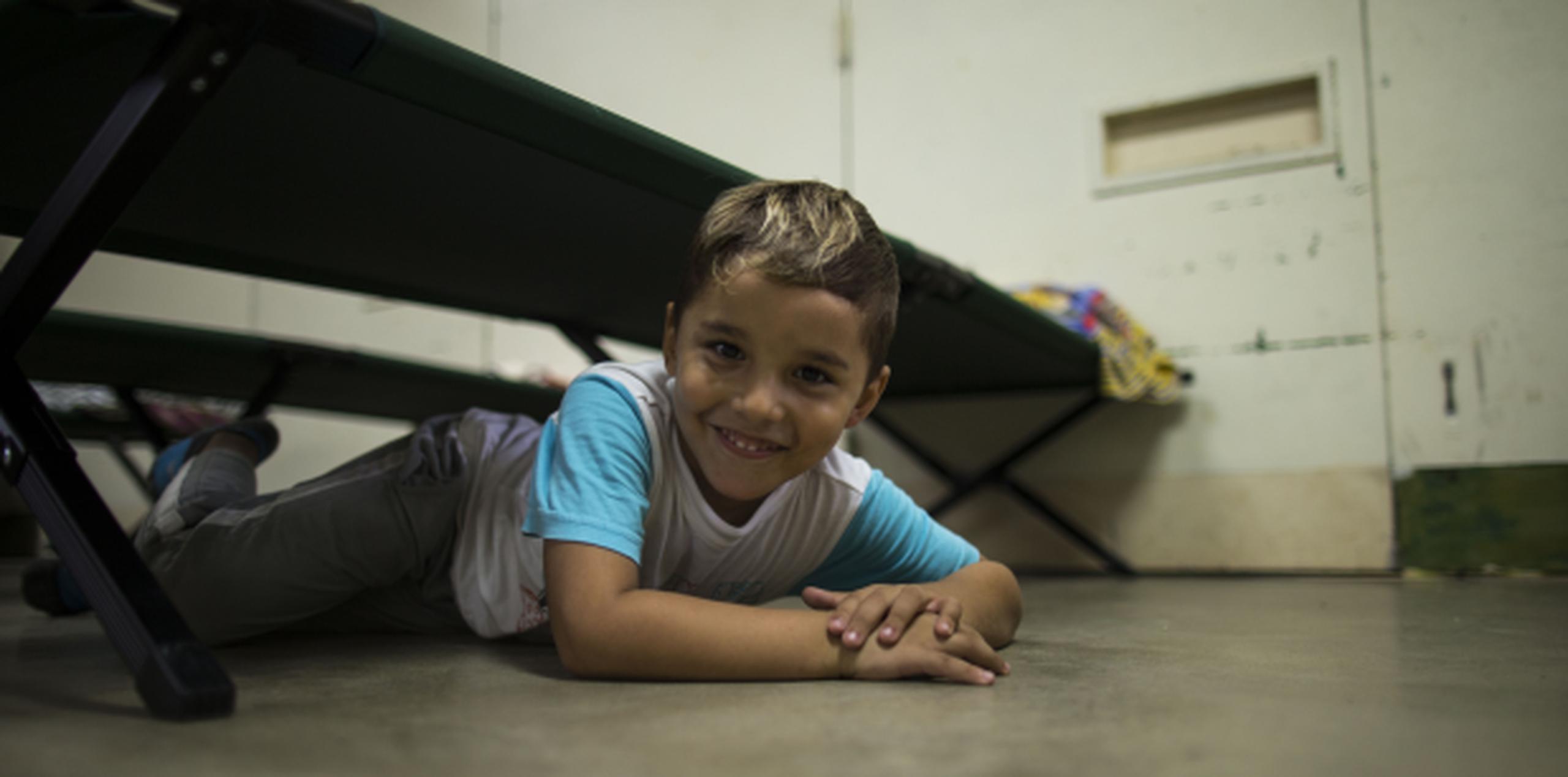 Un niño juega en un refugio de Peñuelas. ( tonito.zayas@gfrmedia.com)