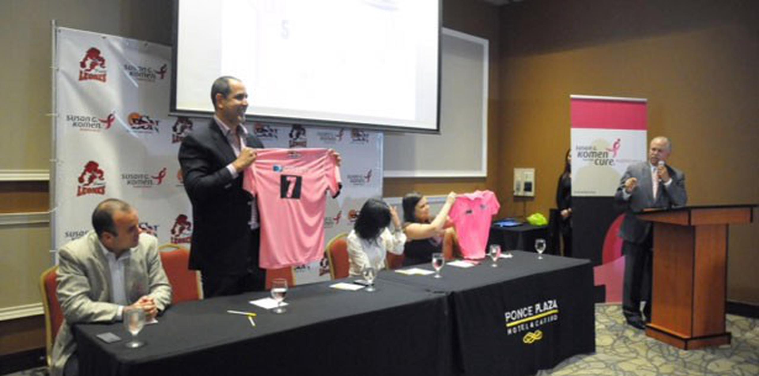 El apoderado de los Leones de Ponce, José Oscar Santiago, muestra una de las camisas con la que su equipo patrocinará la Fundación. (Suministrada / Leones de Ponce)
