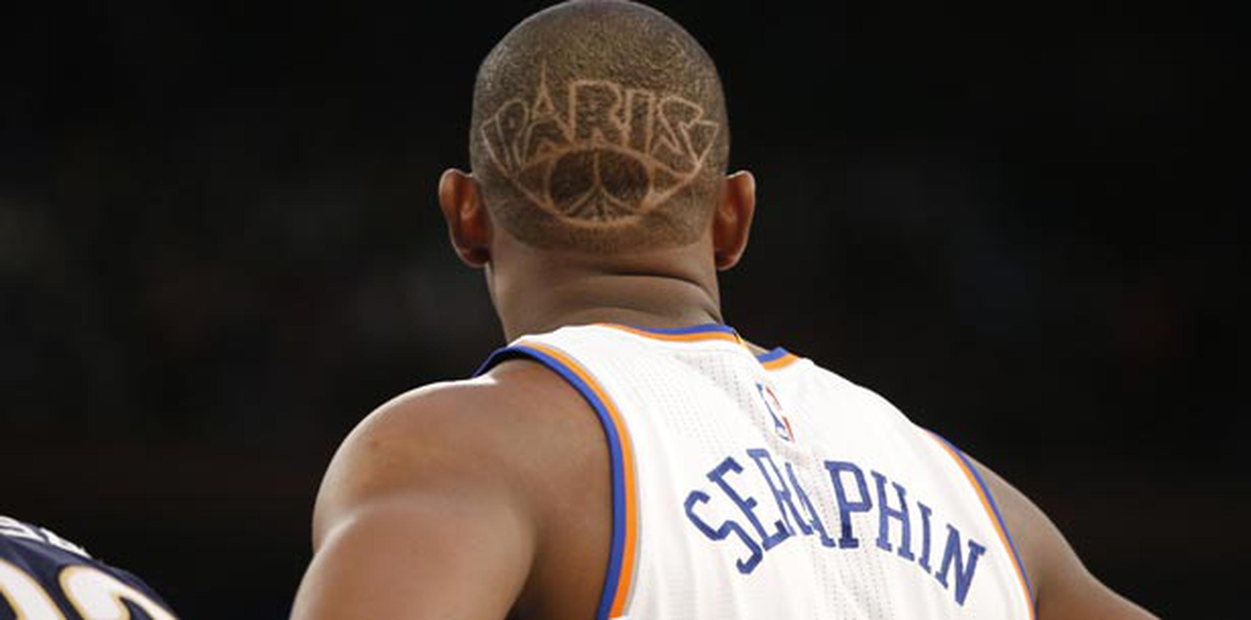 El jugador francés Kevin Seraphin se afeitó "PARÍS" en el cabello como gesto simbólico por los ataques terroristas en Francia. (AP)