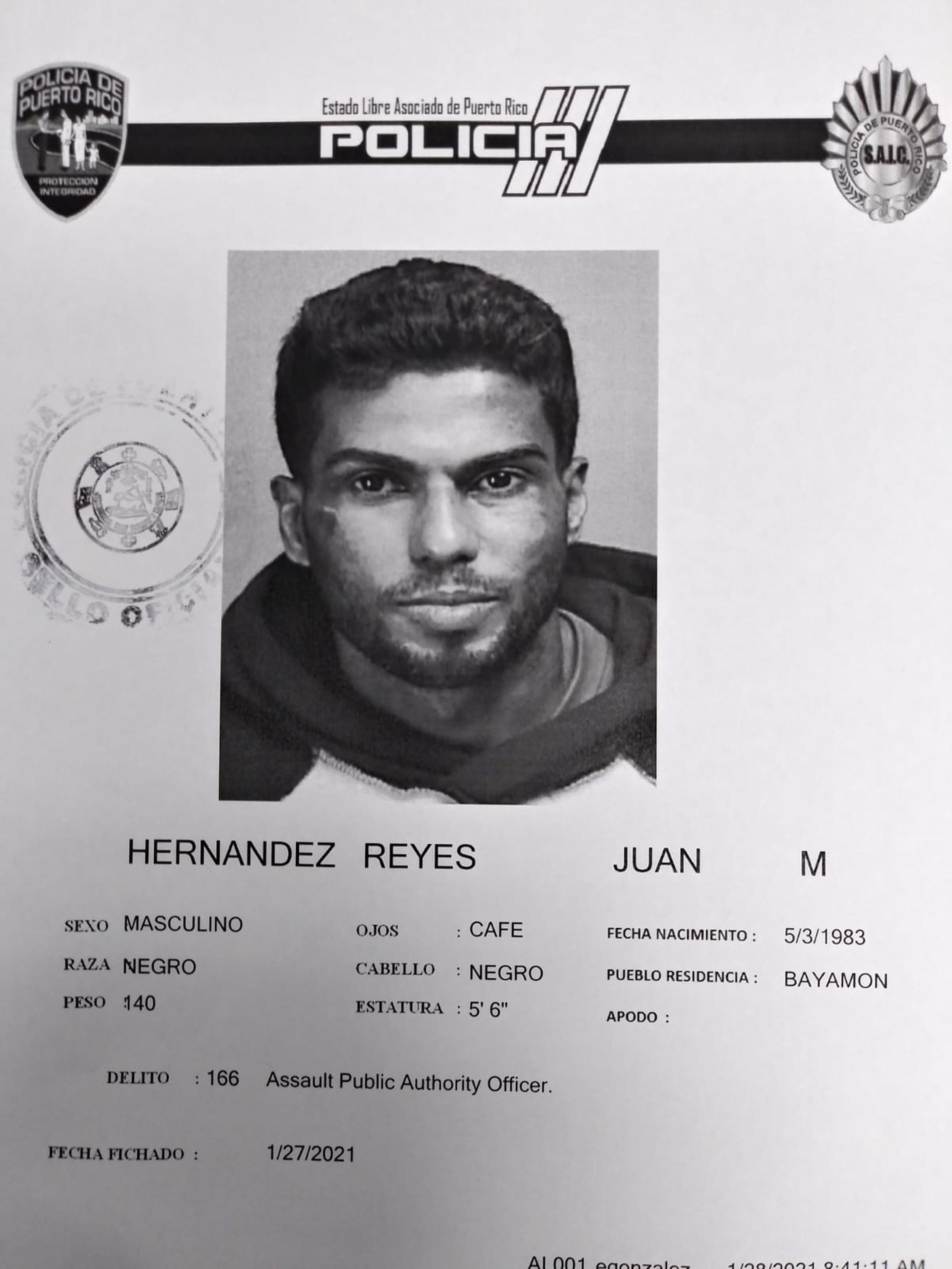 Juan M. Hernández Reyes de 37 años fue acusado ayer por los delitos apropiación ilegal, obstrucción a la justicia y agresión a un agente del orden público por hechos reportados el miércoles en la avenida Laurel en Santa Juanita en Bayamón.