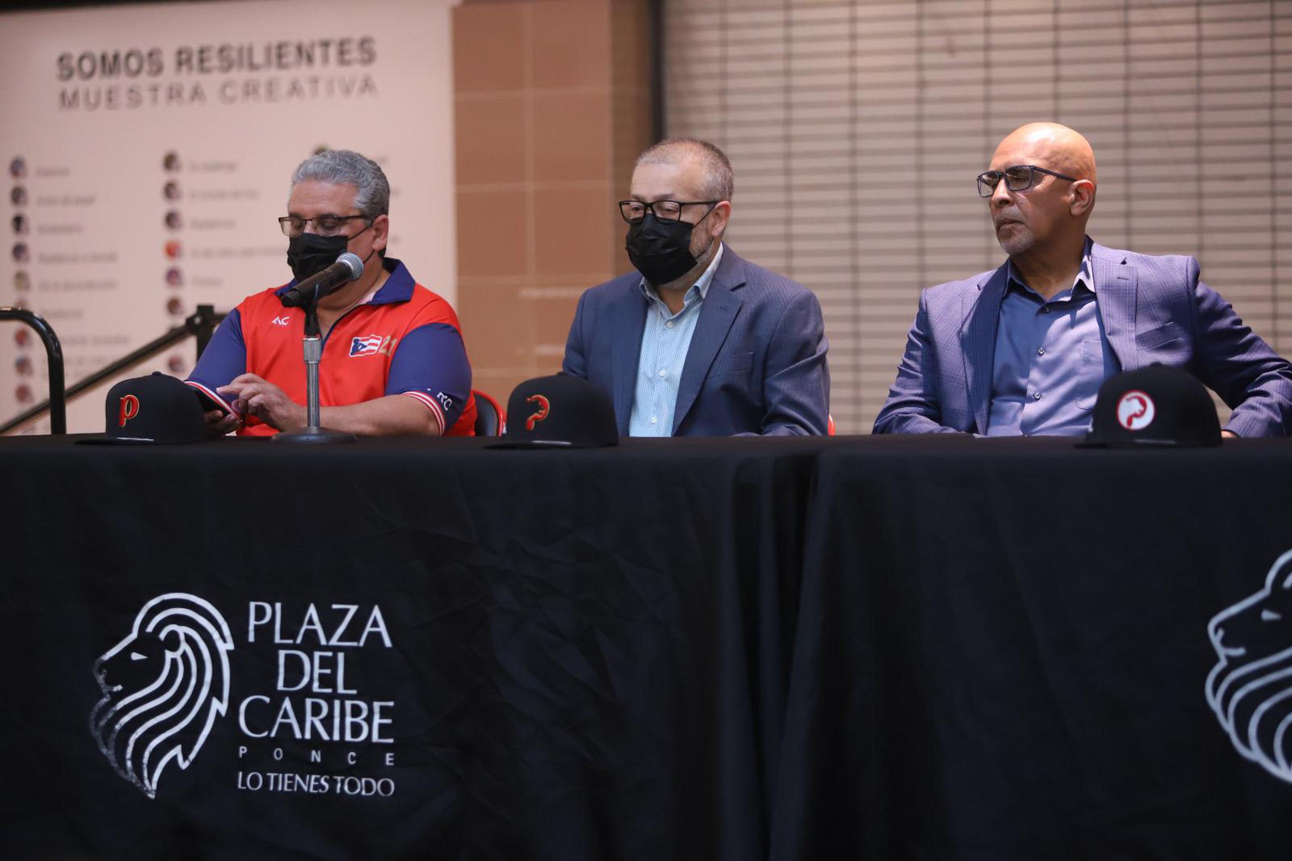 Desde la izquierda, Juan Flores Galarza, presidente de la LBPRC; Luis Irizarry Pabón, alcalde de Ponce; y Edwin Rodríguez, dirigente de los Leones de Ponce.