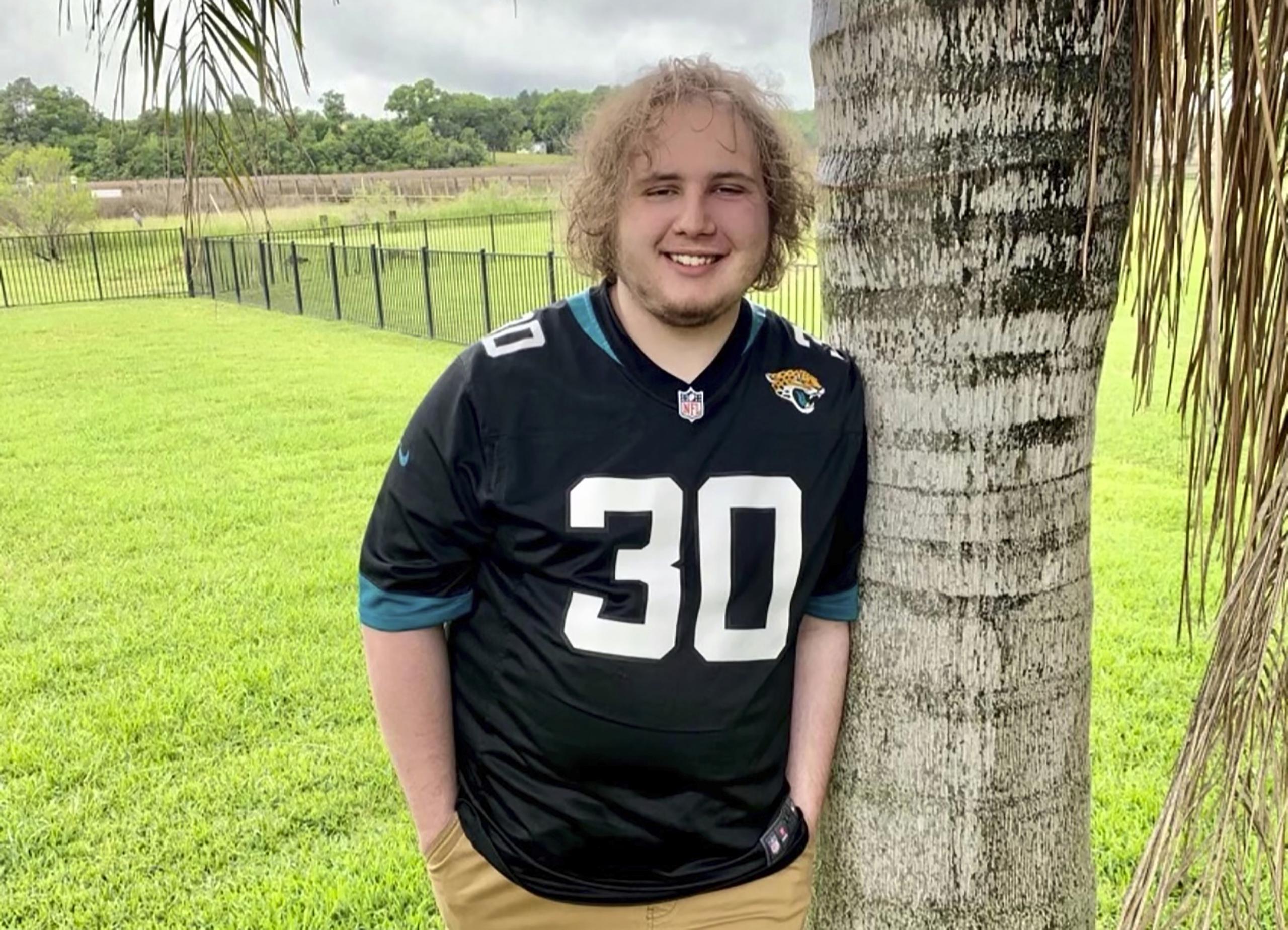 Zach Sampson, de 16 años, posa para una foto en su patio en Florida.