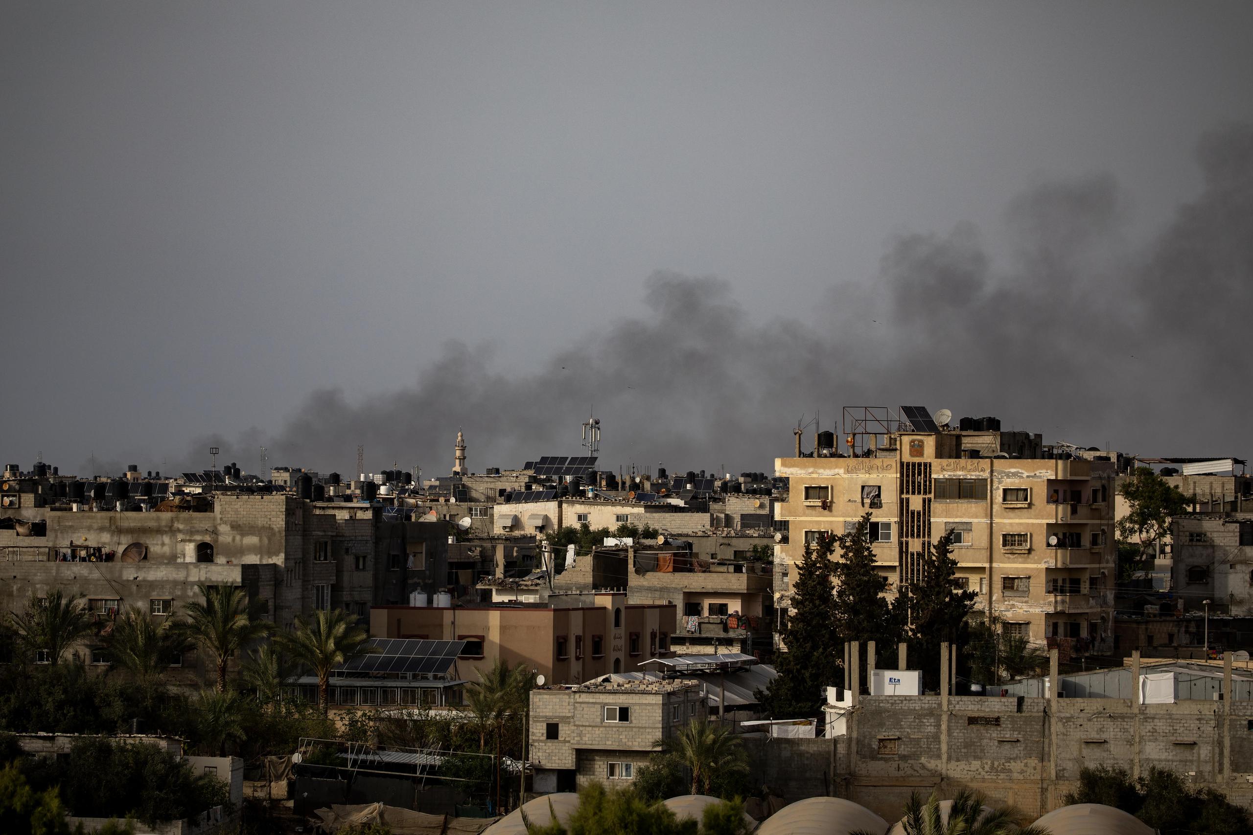 Rafah (Gaza).- El humo se eleva desde el campo de refugiados de Rafah, en Rafah, sur de la Franja de Gaza, el 20 de abril de 2024, después de un ataque aéreo israelí. Más de 34,000 palestinos y más de 1.450 israelíes han muerto, según el Ministerio de Salud palestino y las Fuerzas de Defensa de Israel (FDI), desde que militantes de Hamás lanzaron un ataque contra Israel desde la Franja de Gaza el 7 de octubre de 2023. (EFE/HAITHAM IMAD)