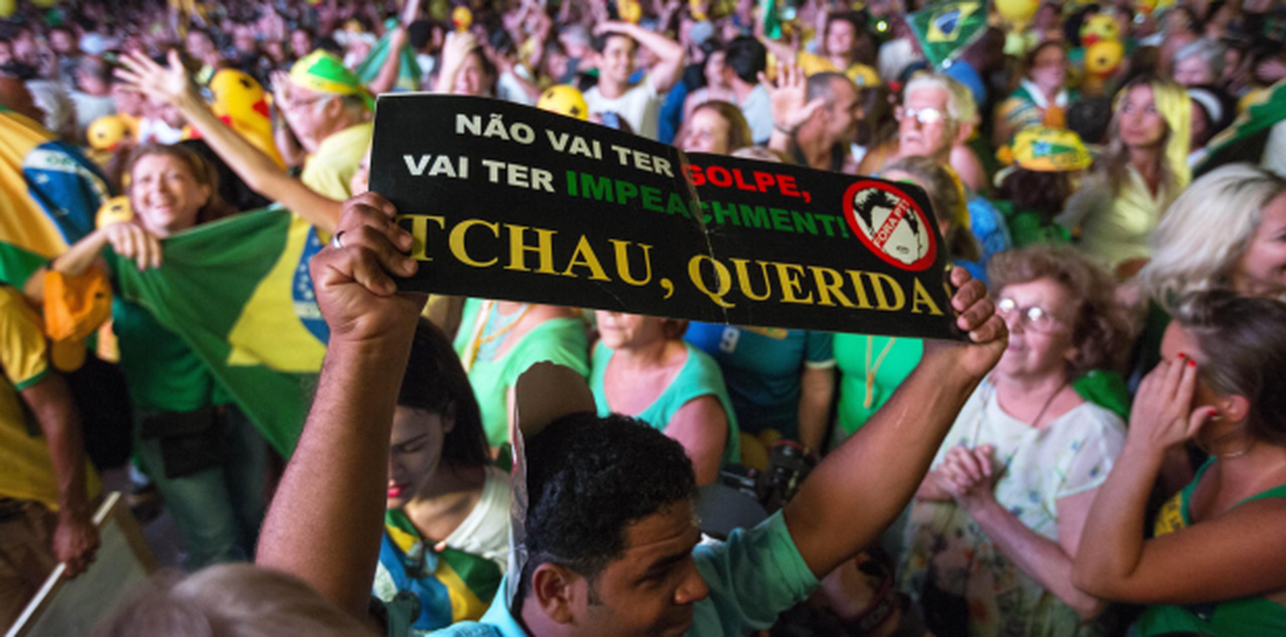 Una multitud celebra en São Paulo la decisión de la cámara de diputados. (EFE / Sebastião Moreira)