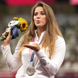 Atleta subasta medalla que ganó en Tokio pro fondos para operación de bebé de 8 meses