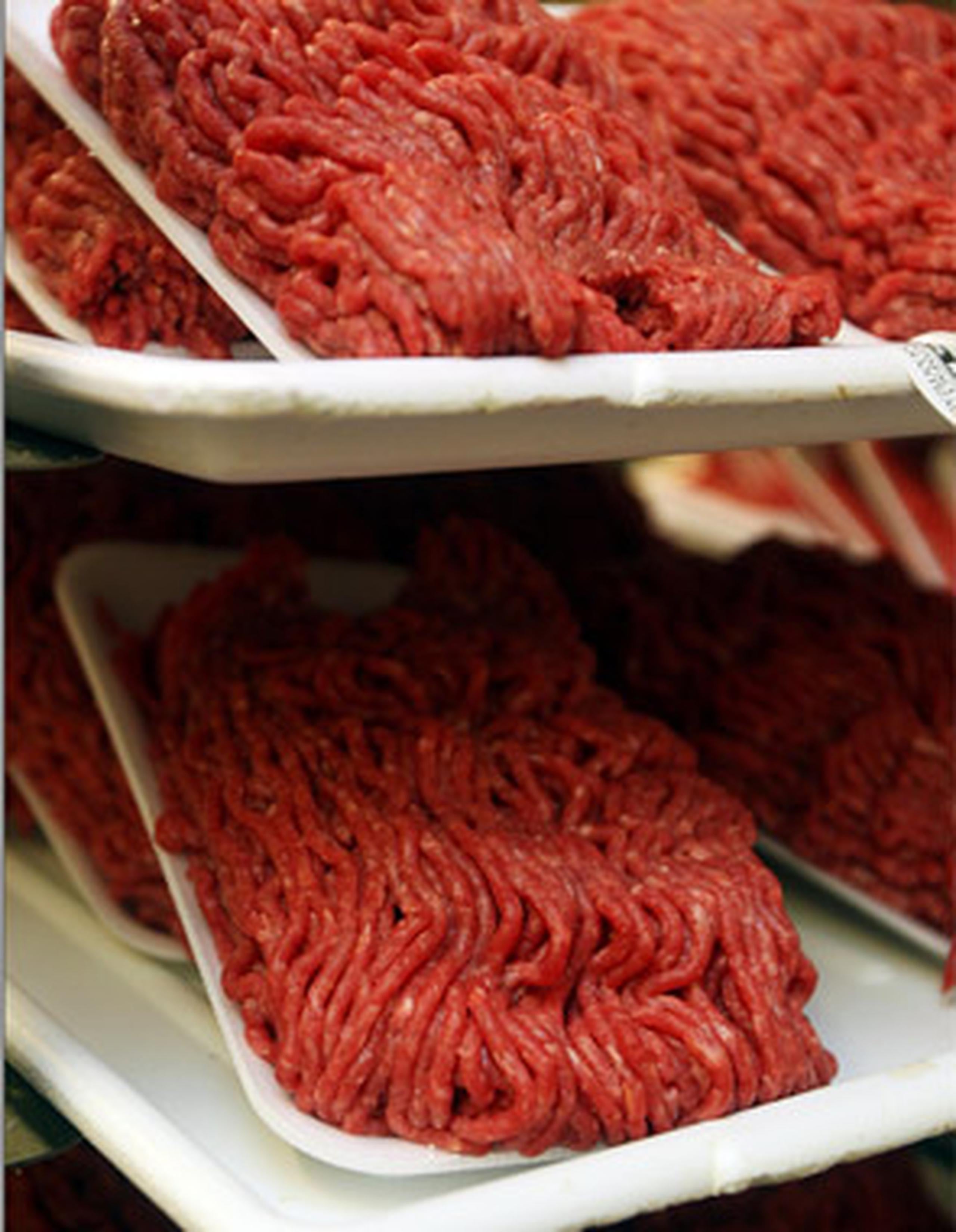 Advierte Consumer Report que la carne de res, especialmente la molida, tiene una combinación de cualidades que aumentan las probalidades de que se contamine. (Archivo)