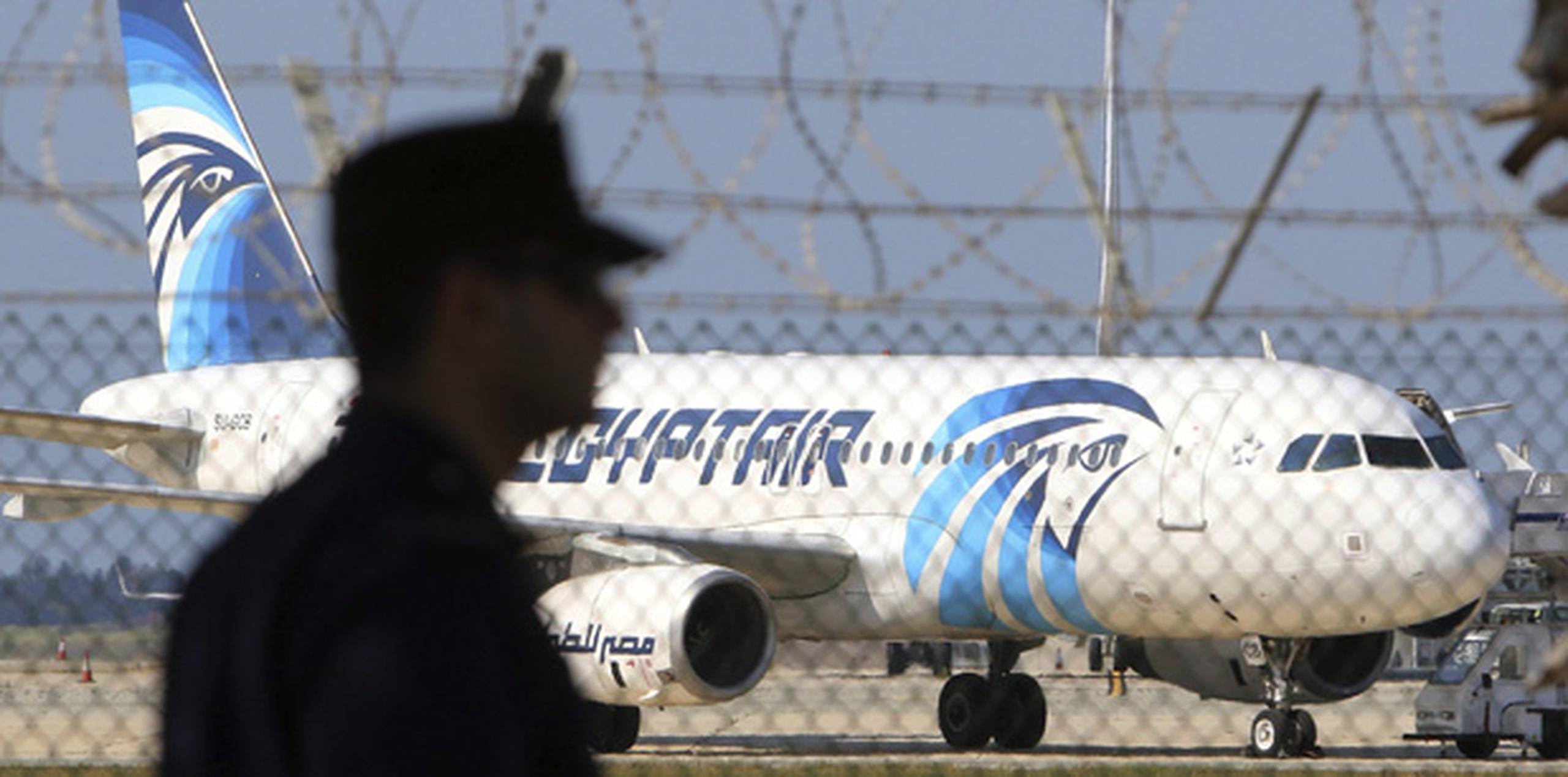 El avión de Egiptair fue secuestrado por un pasajero con un cinturón explosivo. (EFE)