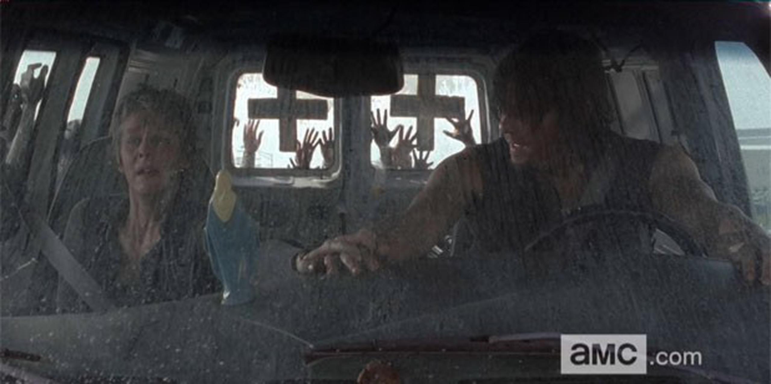 Llega el momento climático cuando en un gesto de ternura "Carol" le toca la mano a "Daryl" ante lo que posiblemente sería su muerte.(amc.com)