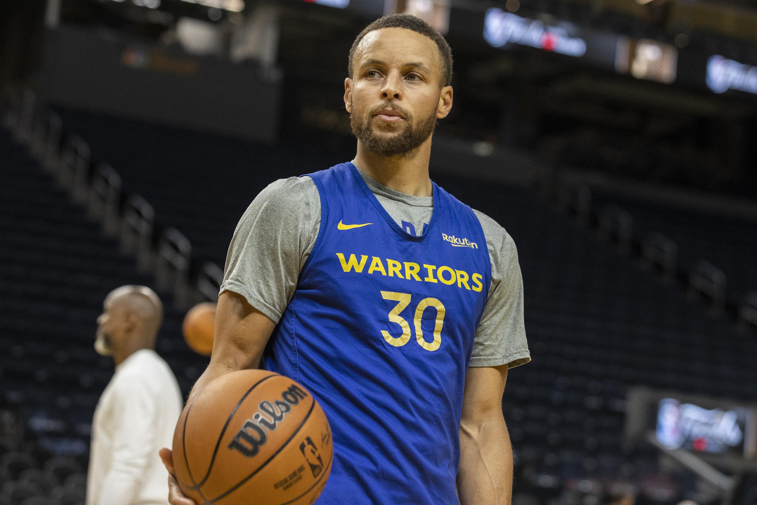 Stephen Curry persigue un cuarto campeonato con los Warriors.