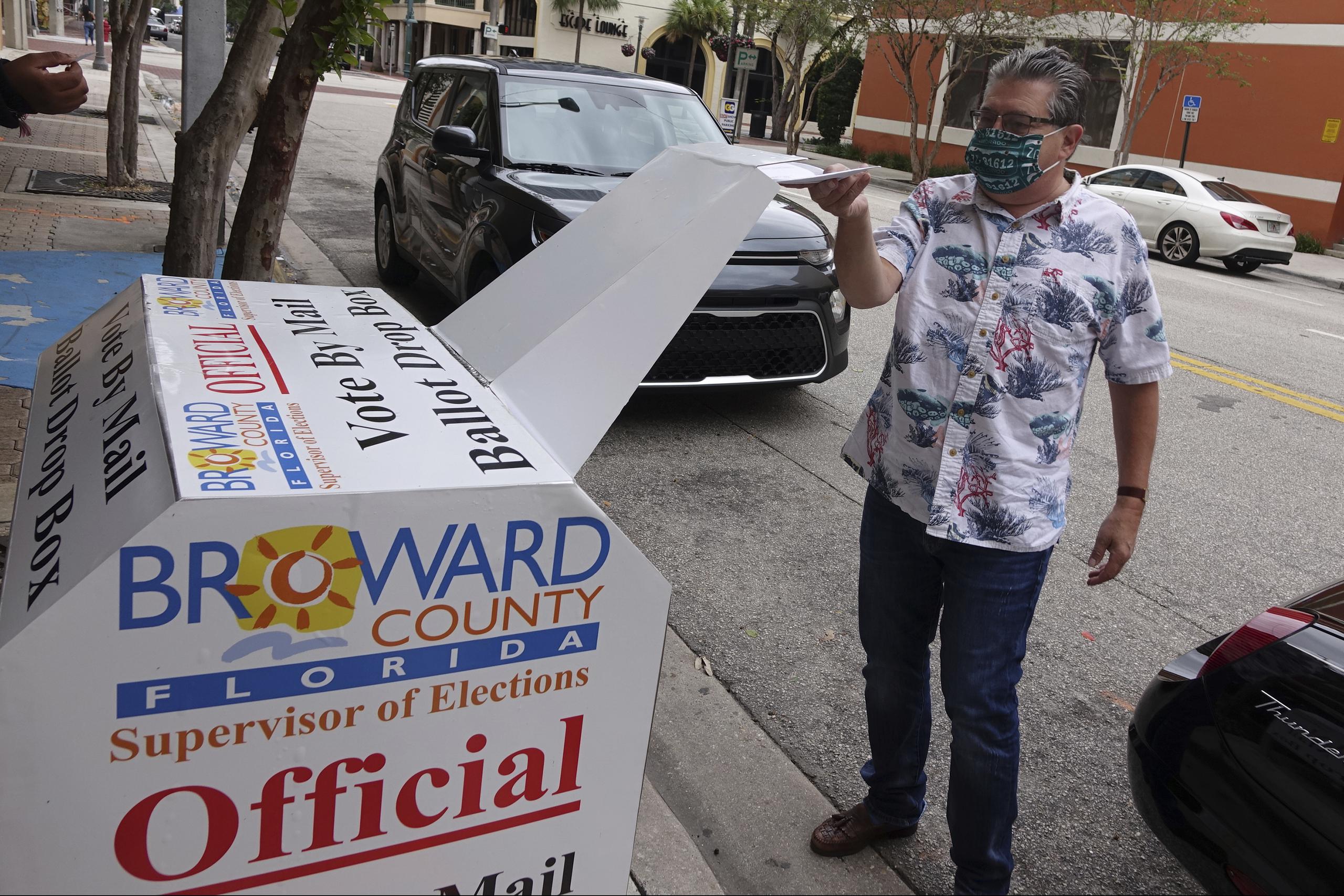 Marty Silverstein mete su papeleta en un buzón de votación por correo ubicado detrás de las oficinas de gobierno del condado Broward, en Fort Lauderdale, Florida, el lunes 2 de noviembre de 2020.