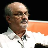 Tras apuñalamiento, Salman Rushdie reaparece y habla de su dificultad para escribir: “Es deprimente”
