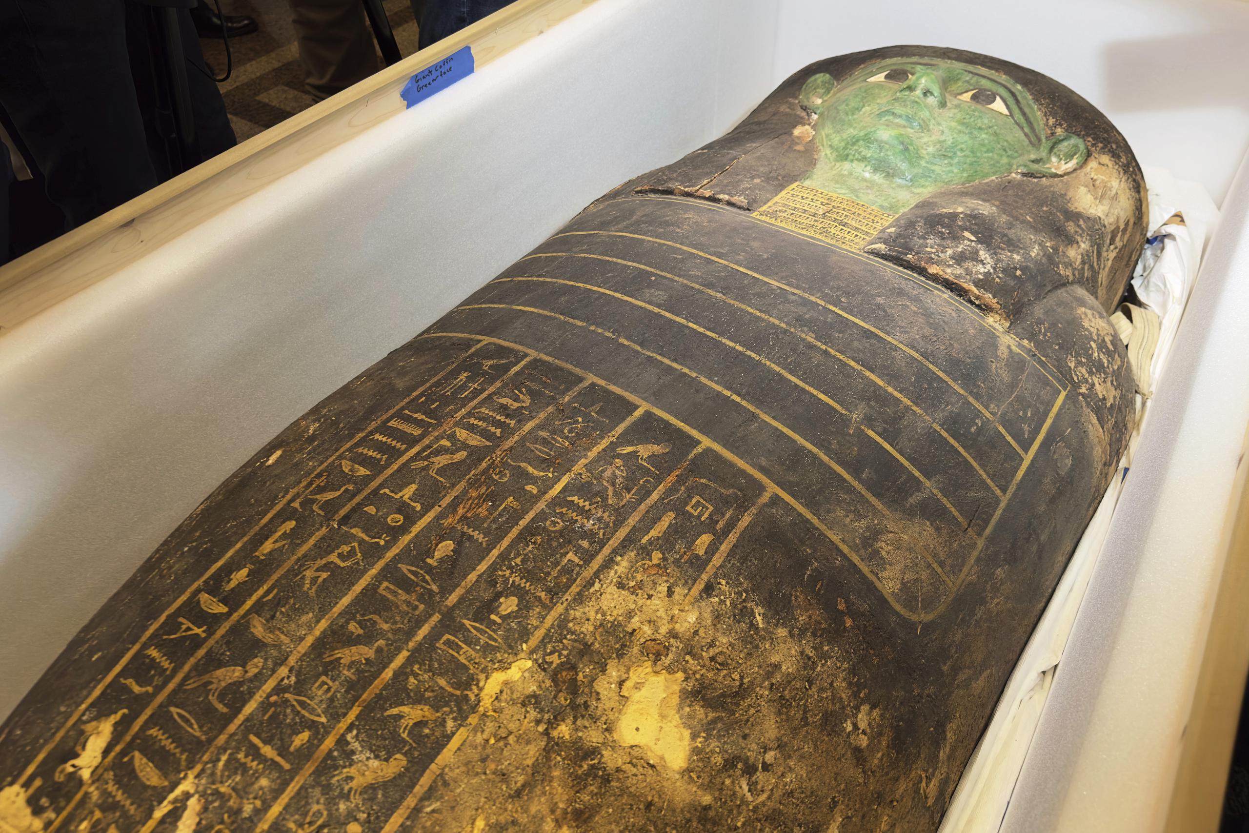 Un antiguo sarcófago de madera es exhibido durante una ceremonia de entrega en el Ministerio del Exterior, el lunes 2 de enero de 2023,  en El Cairo, Egipto. El sarcófago estuvo en exhibición en un museo de Houston y fue devuelto a Egipto después de que autoridades estadounidenses determinaran que fue saqueado hace años. (AP Foto/Mohamed Salah)