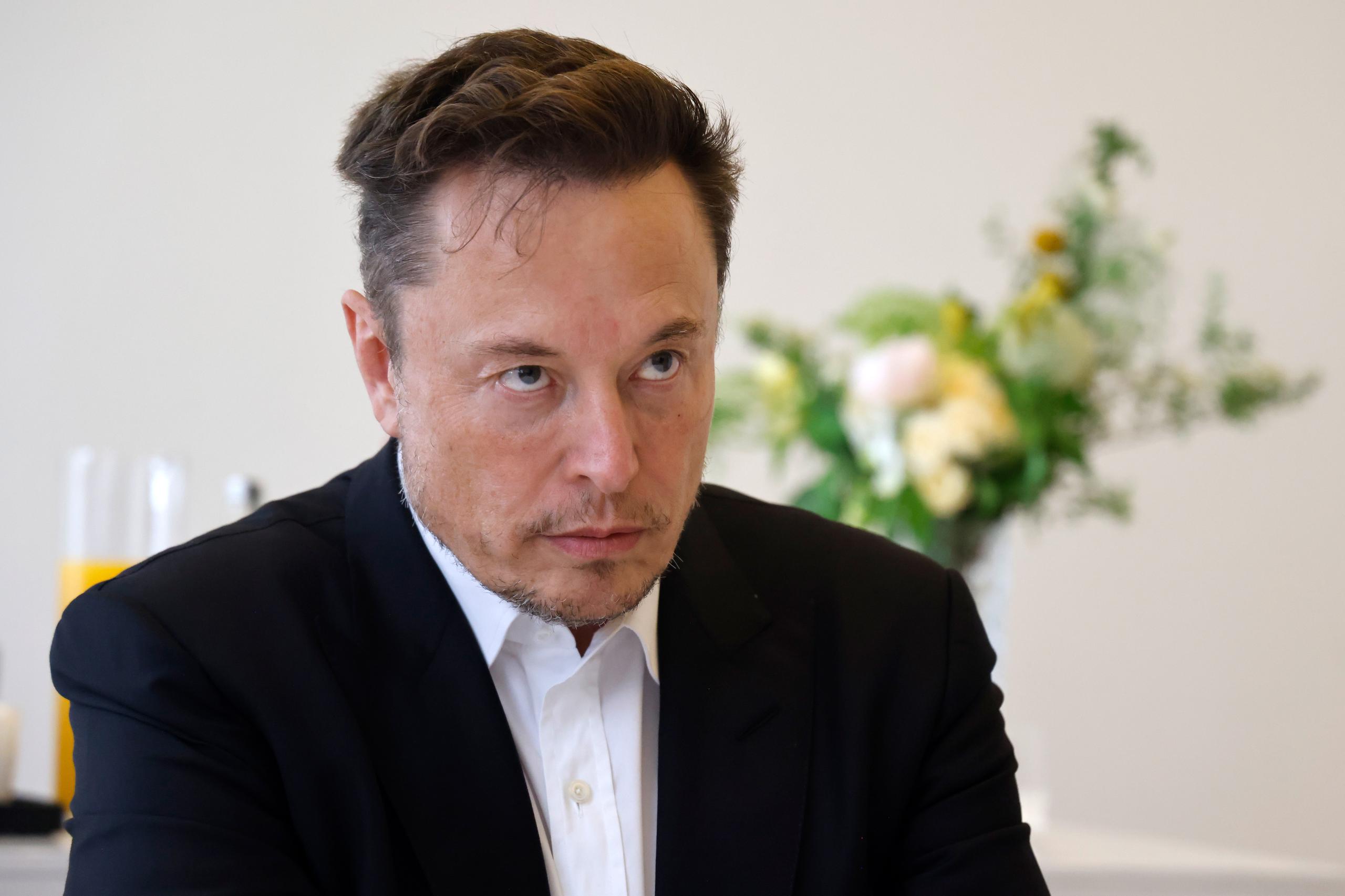 Musk dijo que la red social tiene "un flujo de caja negativo debido a una caída de aproximadamente el 50% en los ingresos por publicidad, además de una gran carga de deuda".