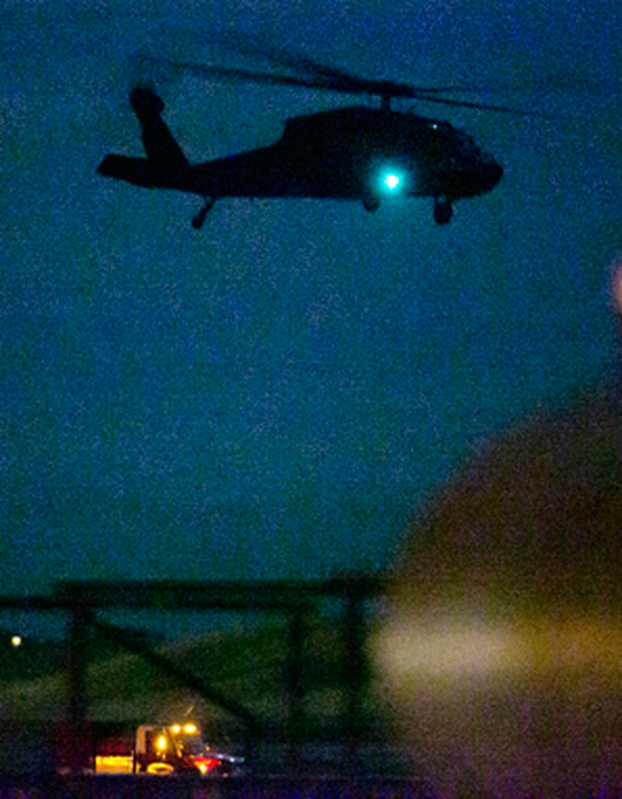 El helicóptero de combate Apache se estrelló alrededor de las 7 p.m. a unas dos millas al sur de la base de la Guardia Nacional en Gowen Field. (AP)