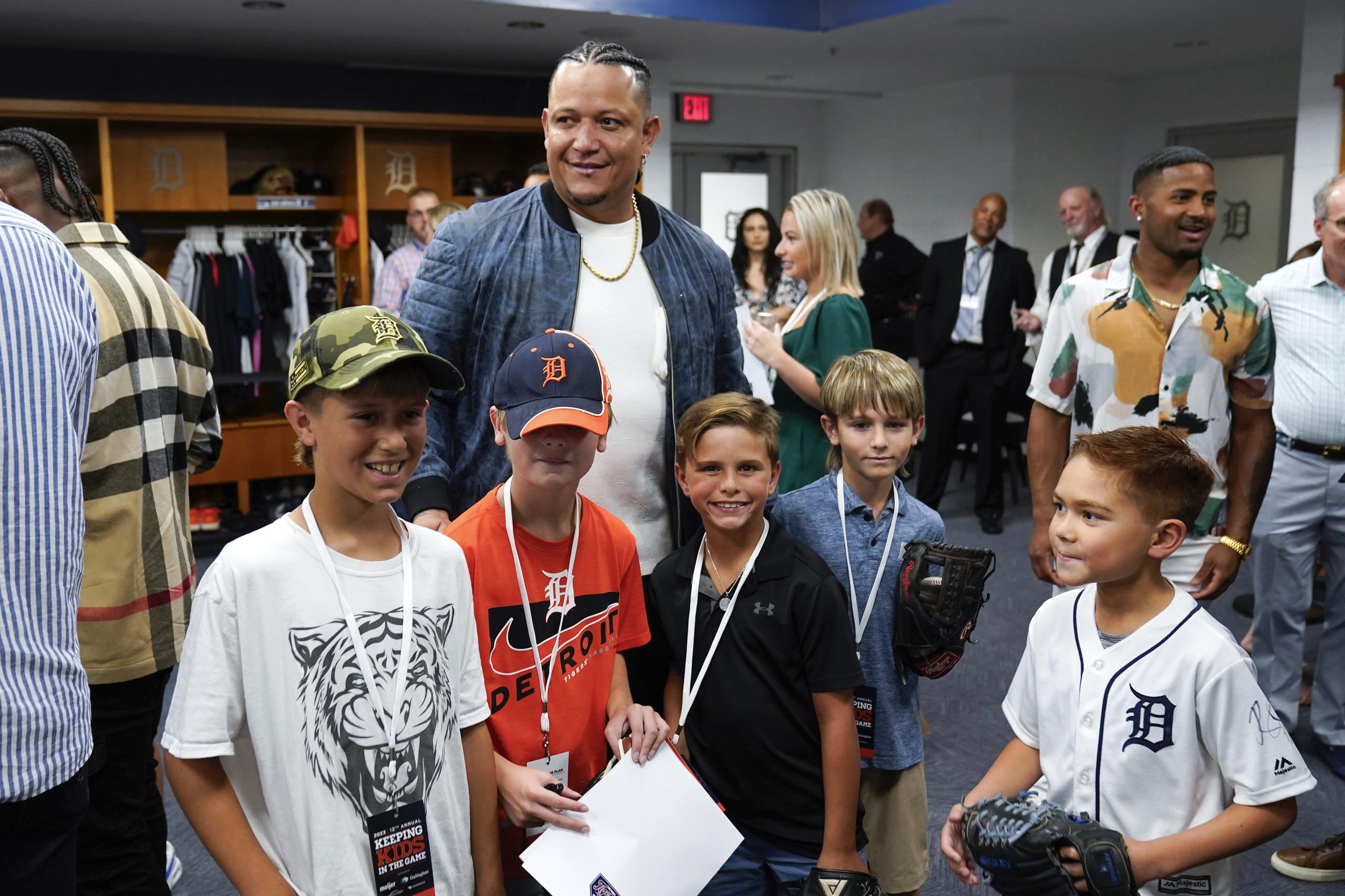 Miguel Cabrera posa con un grupo de niño en el camerino de los Tigers.